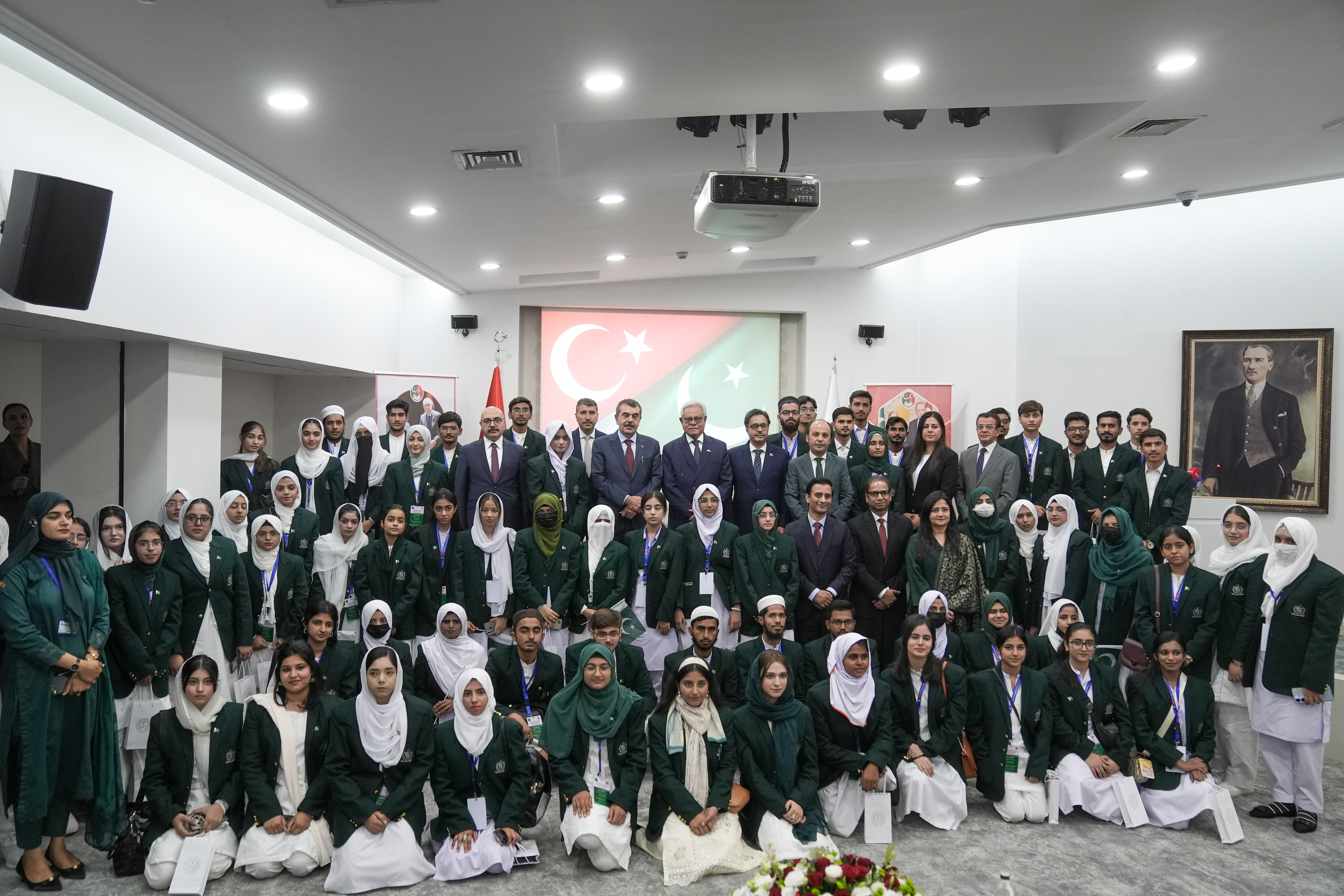 Milli Eğitim Bakanı Tekin, Pakistanlı öğrencileri kabul etti:
