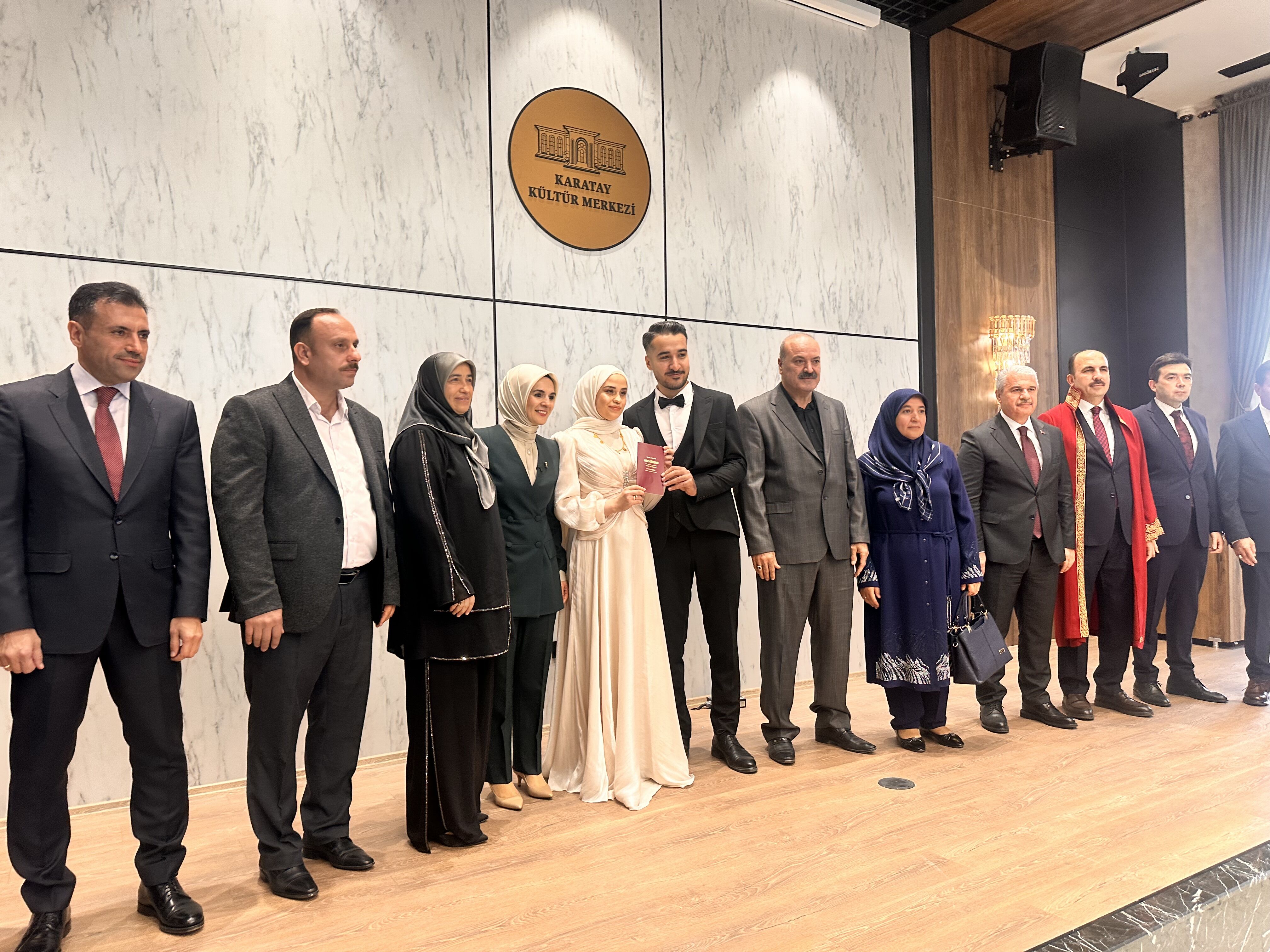 Bakan Göktaş, Konya'da evlilik kredisi desteğinden faydalanan çiftin nikah şahidi oldu