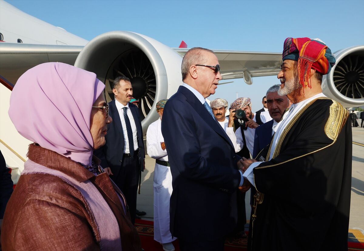 Cumhurbaşkanı Erdoğan, Umman'da resmi törenle karşılandı