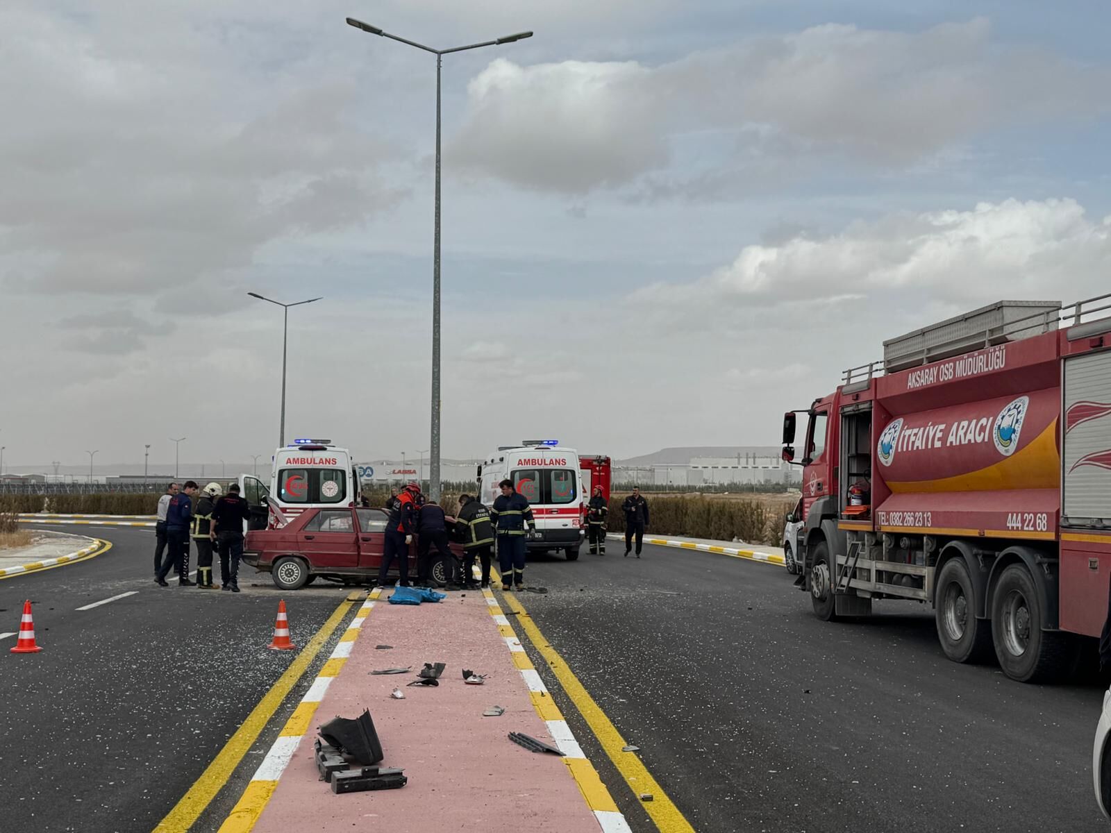 Aksaray'da otomobilin direğe çarptığı kazada 2 kişi yaralandı