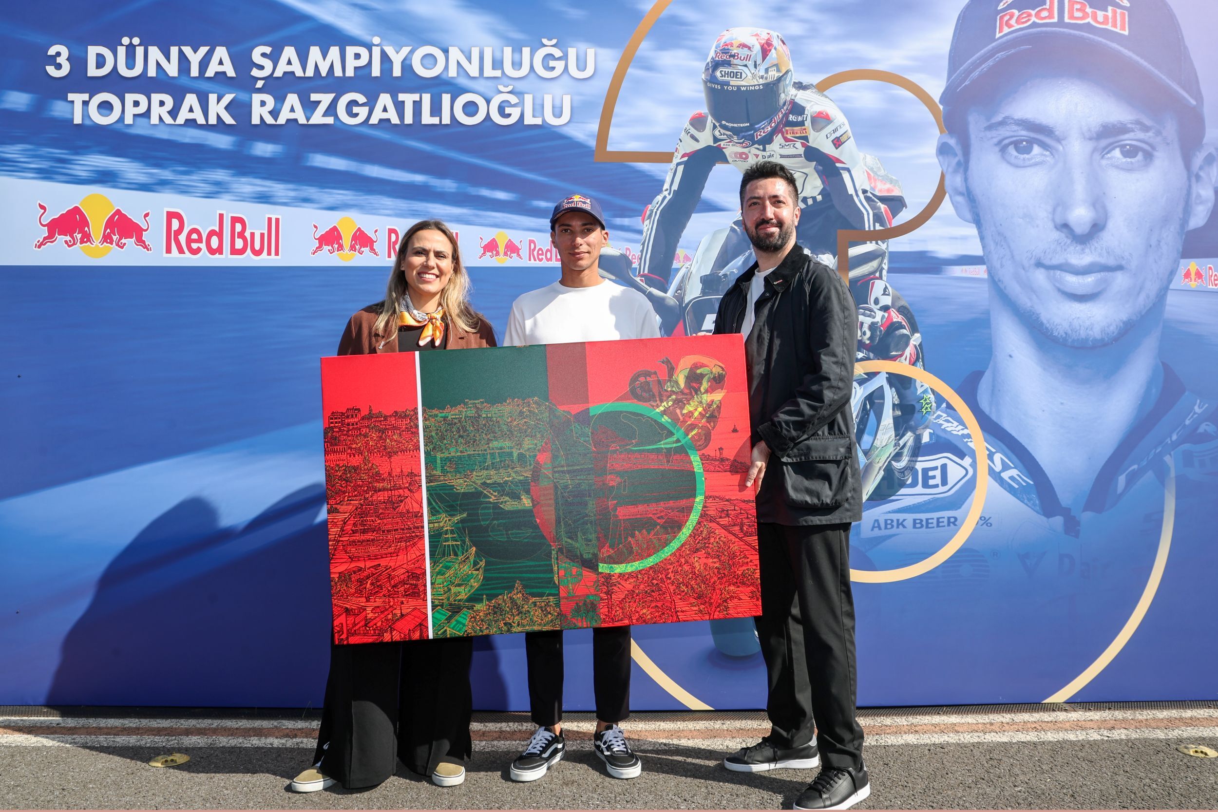 Castrol, sanat ve sporu 'Işığın ve Rengin Yolculuğu' eserinde buluşturdu