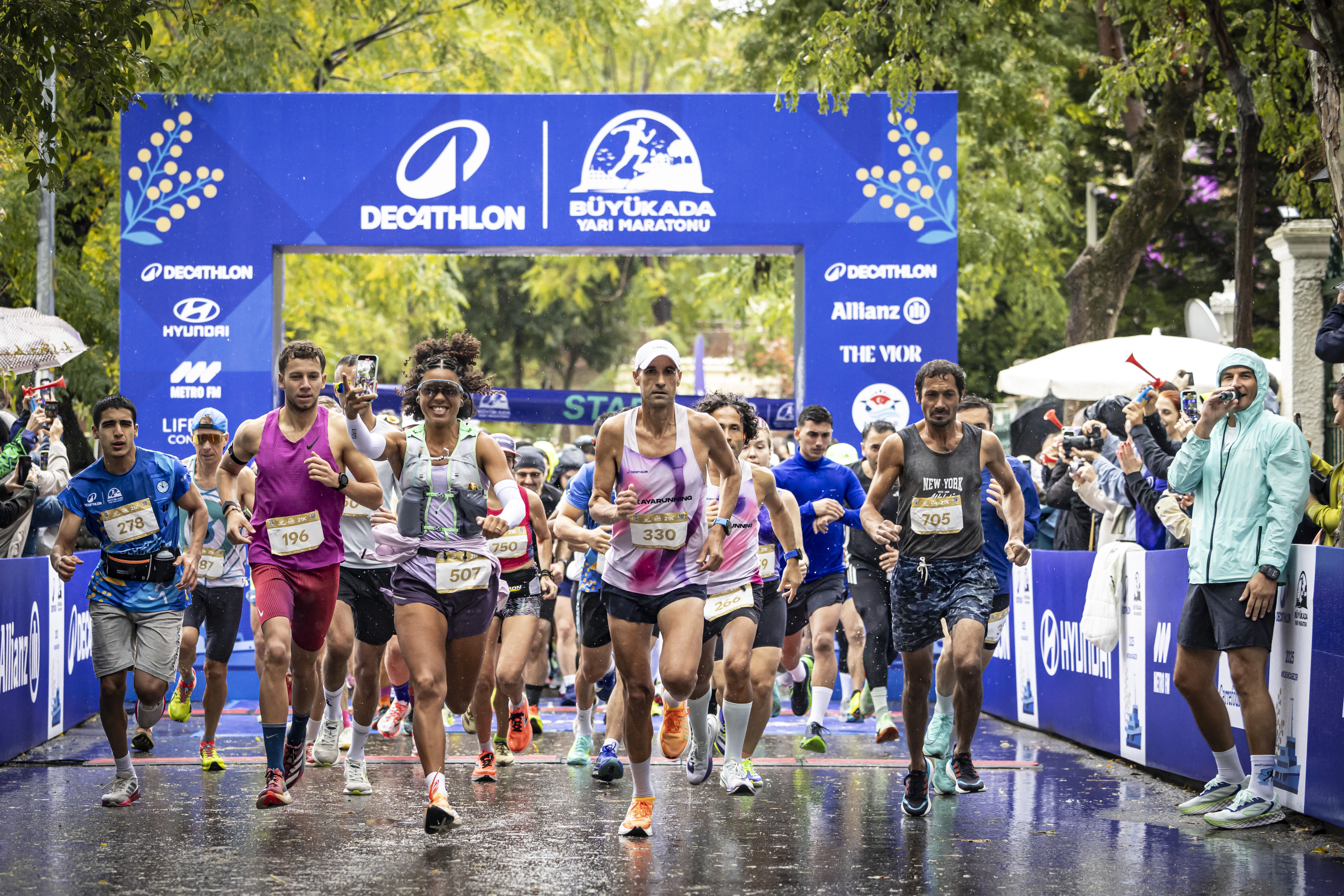 Decathlon Büyükada Yarı Maratonu'na 3 bin 500'den fazla koşucu katıldı