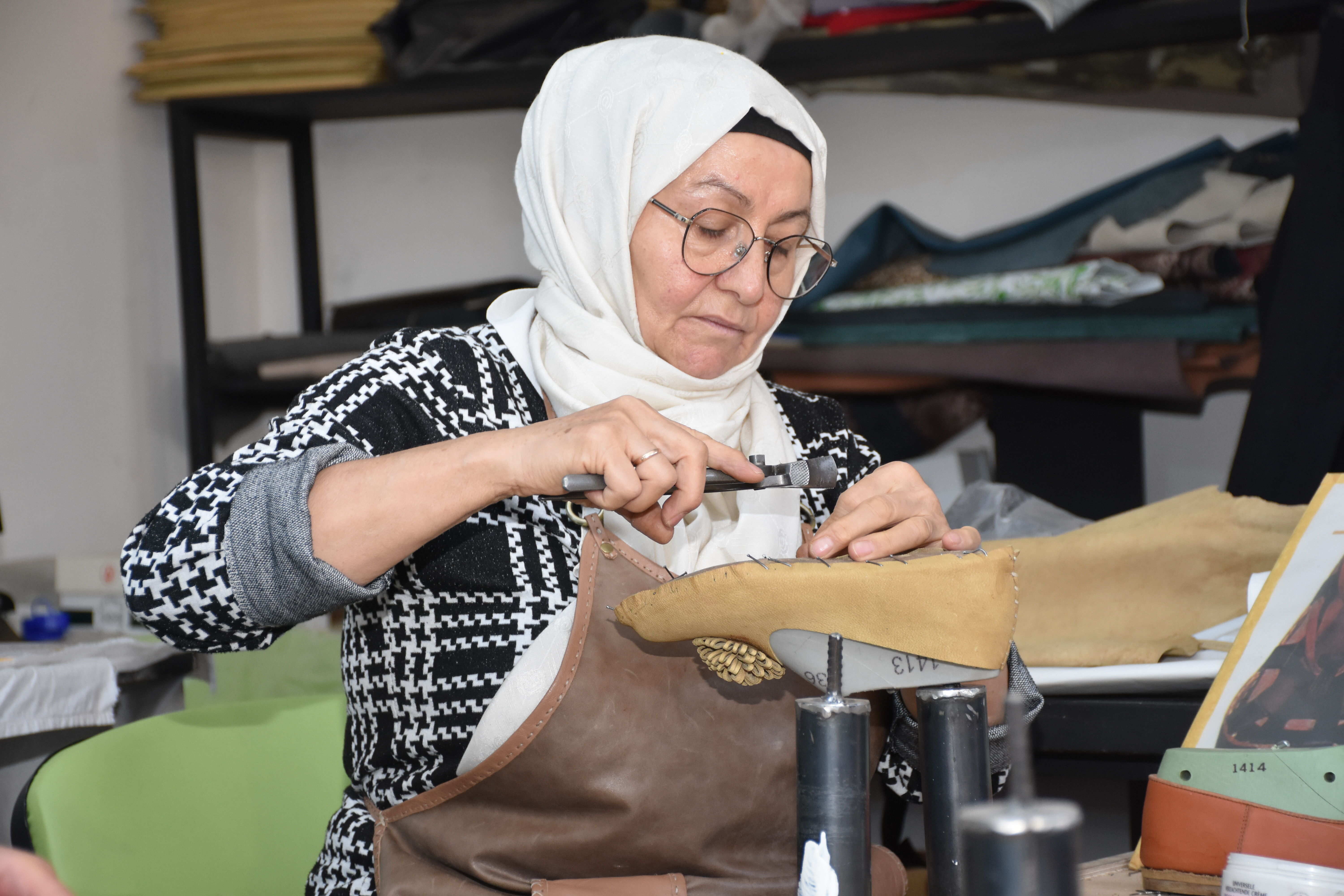 Ahmet usta, ömrünü adadığı ayakkabıcılık mesleğini yaşatmaya çalışıyor