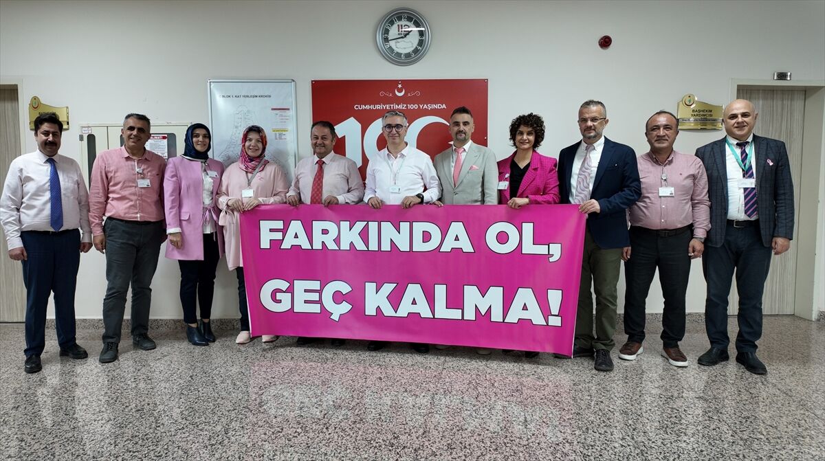 Sivas'ta hastane yöneticileri meme kanserine dikkati çekmek için pembe giydi