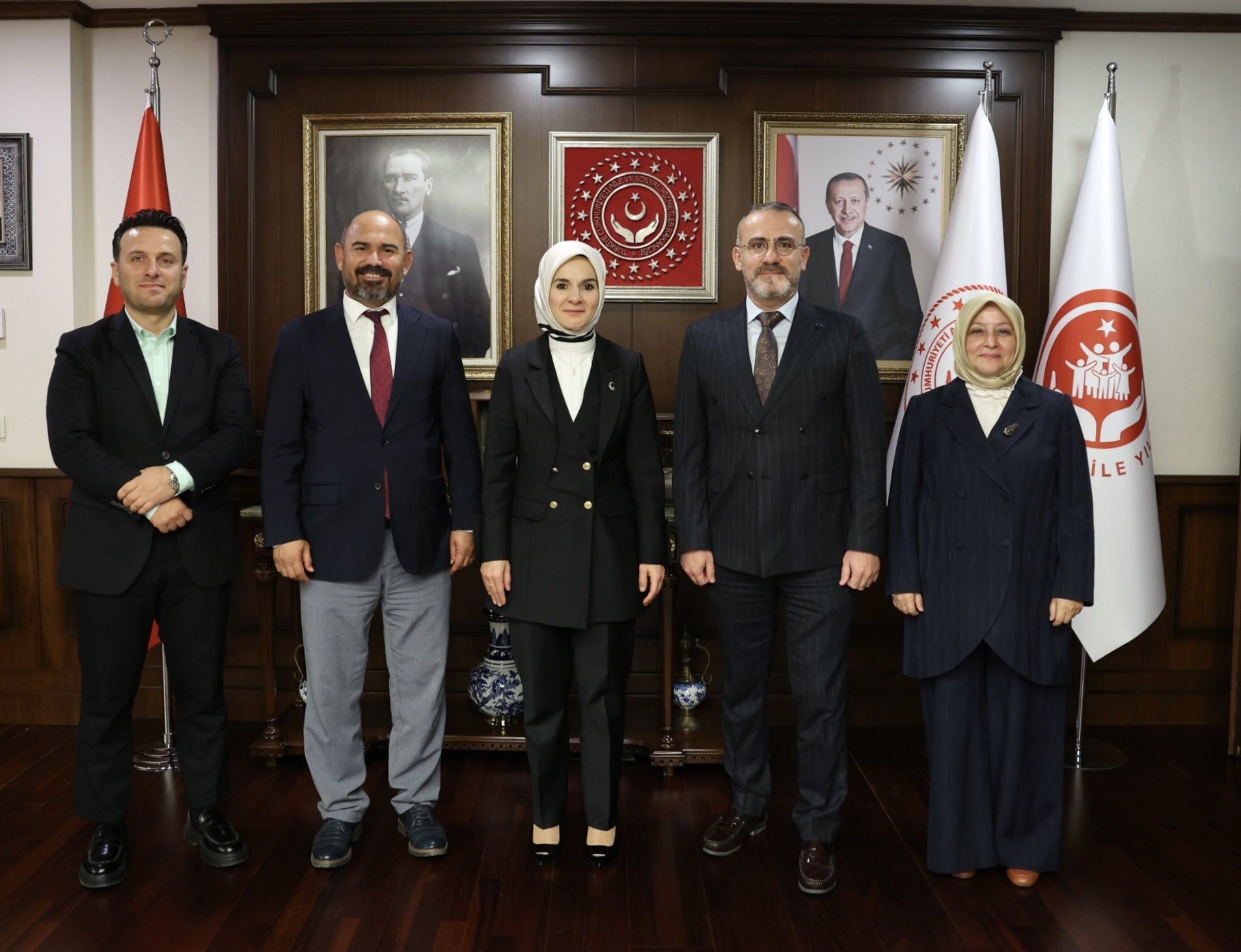 Bakan Göktaş, Mutlu Hayatlar İyilik ve Yardımlaşma Derneği temsilcileriyle görüştü: