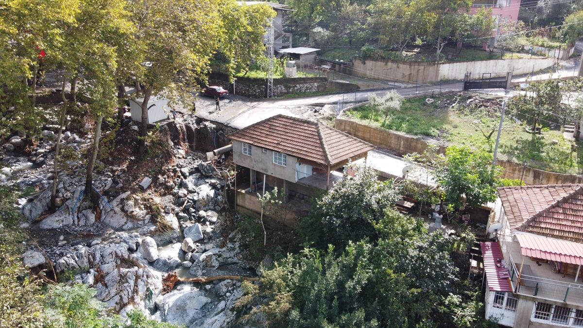 Hatay'da sağanaktan etkilenen yerlerde temizlik ve iyileştirme çalışmaları sürüyor