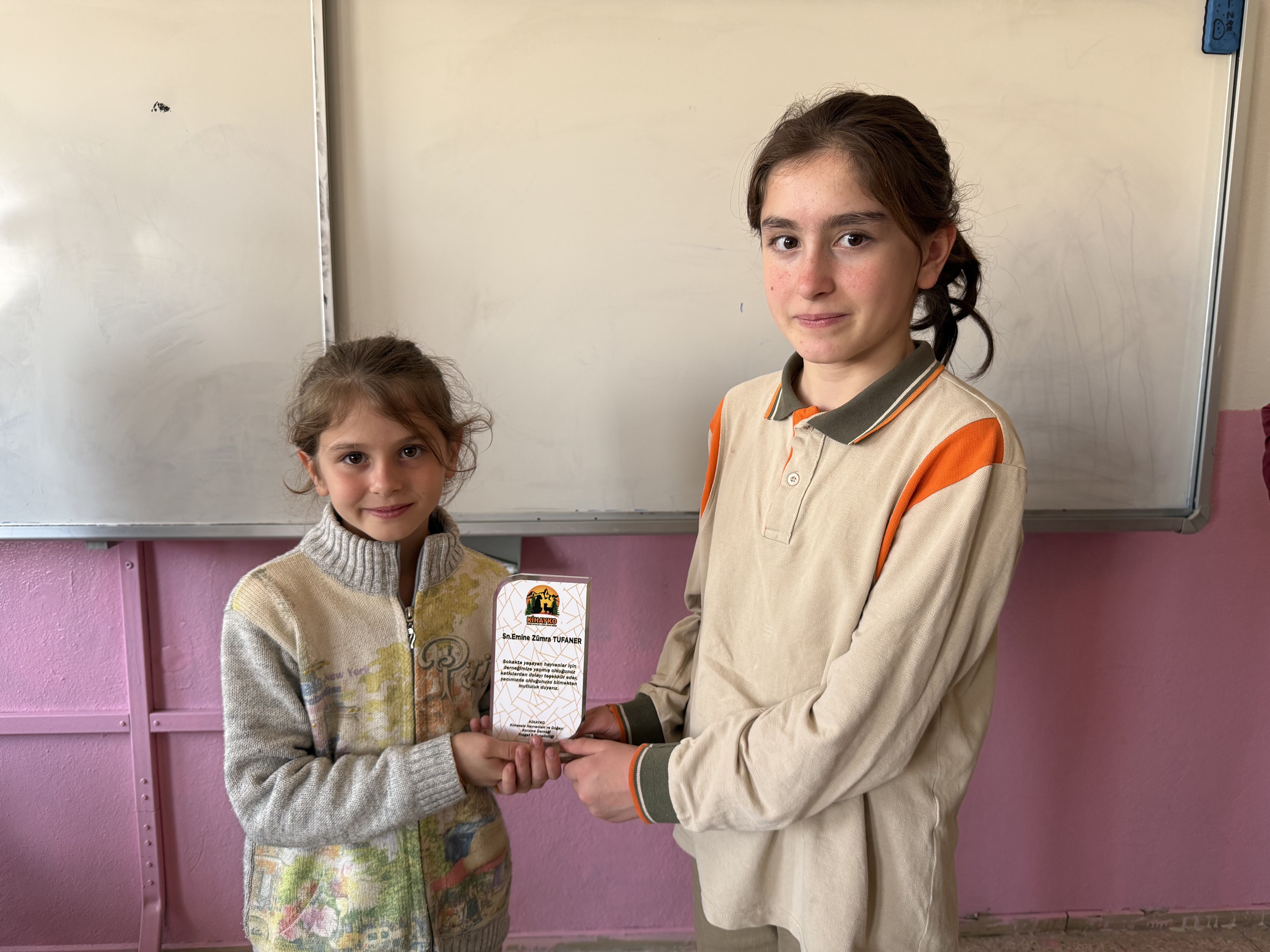 KİHAYKO'dan yaralı leyleğin bakımını üstlenen kardeşlere teşekkür plaketi