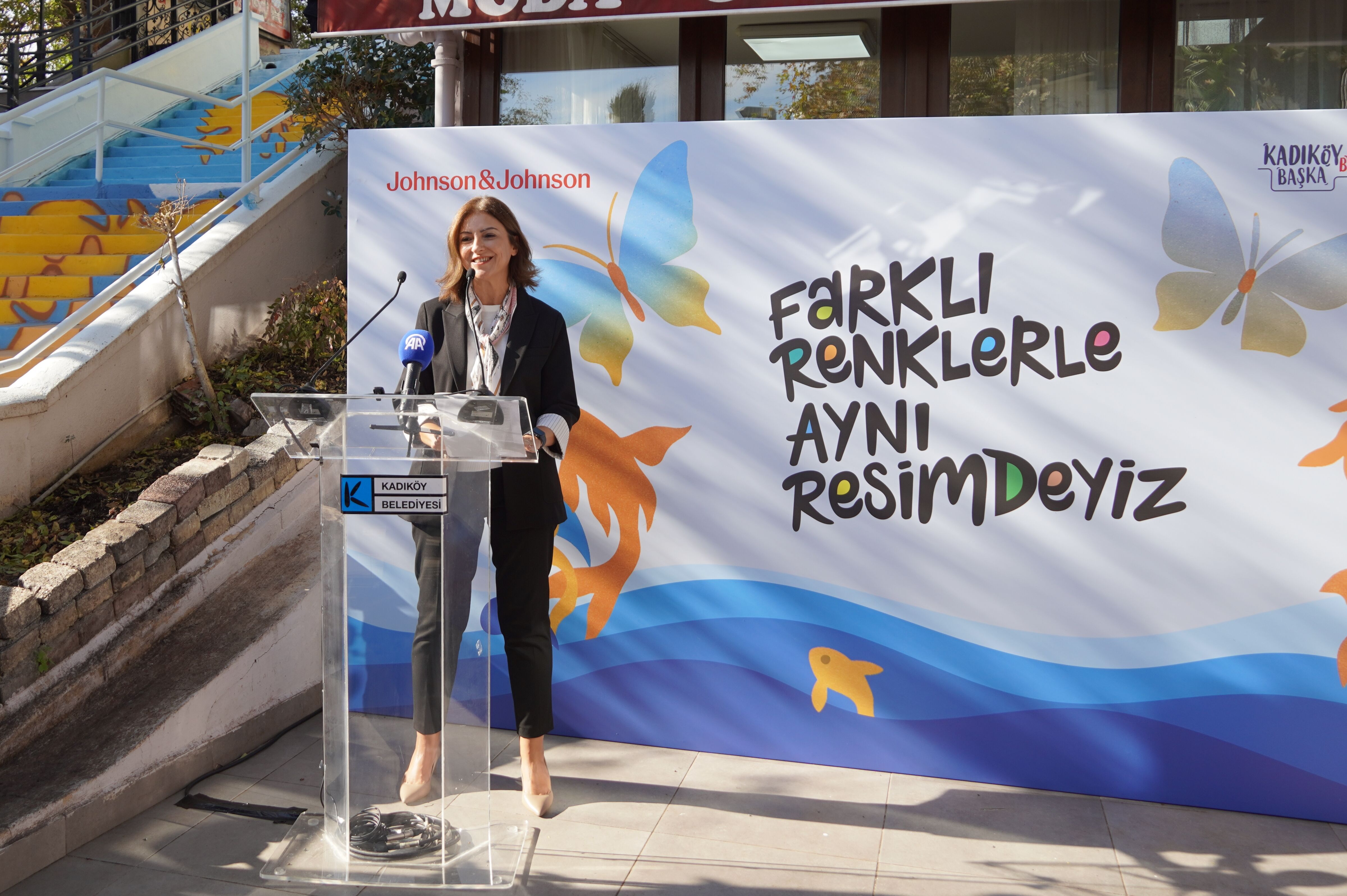 Johnson&Johnson ruh sağlığının önemini göstermek amacıyla Moda Merdivenleri'ni renklendirdi