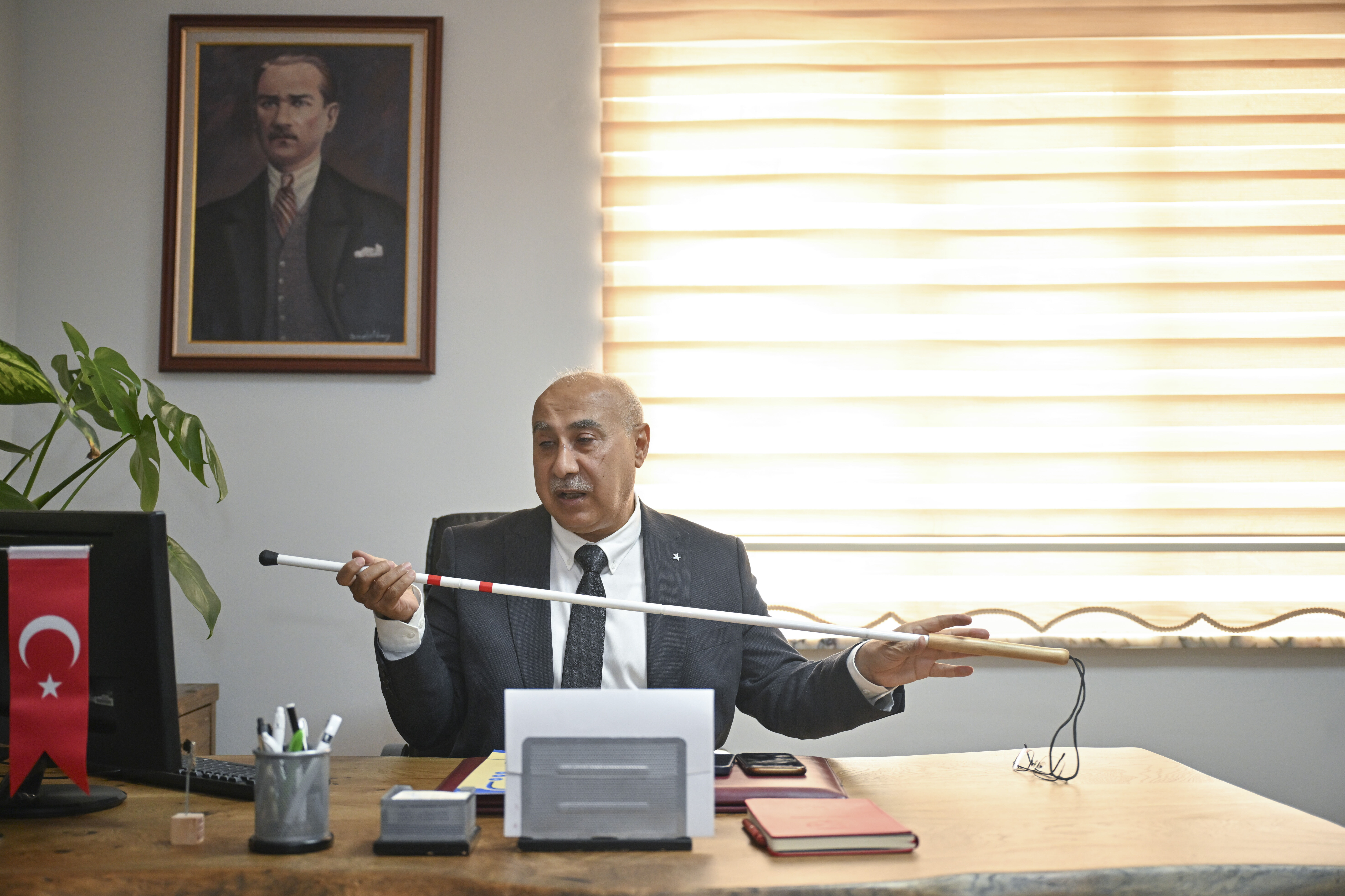 Görme engelliler 'beyaz baston yasası'nın çıkarılmasını bekliyor