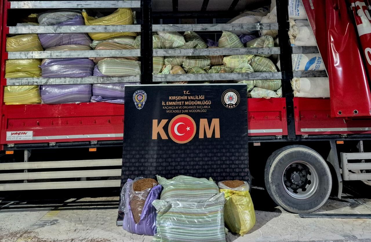 Kırşehir'de bir kamyonda 5 ton kaçak tütün ele geçirildi