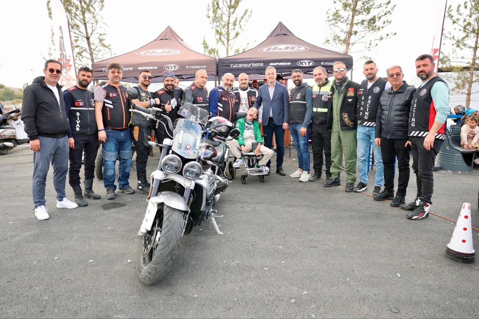 Sivas'ta motosiklet tutkunları drift alanında bir araya geldi
