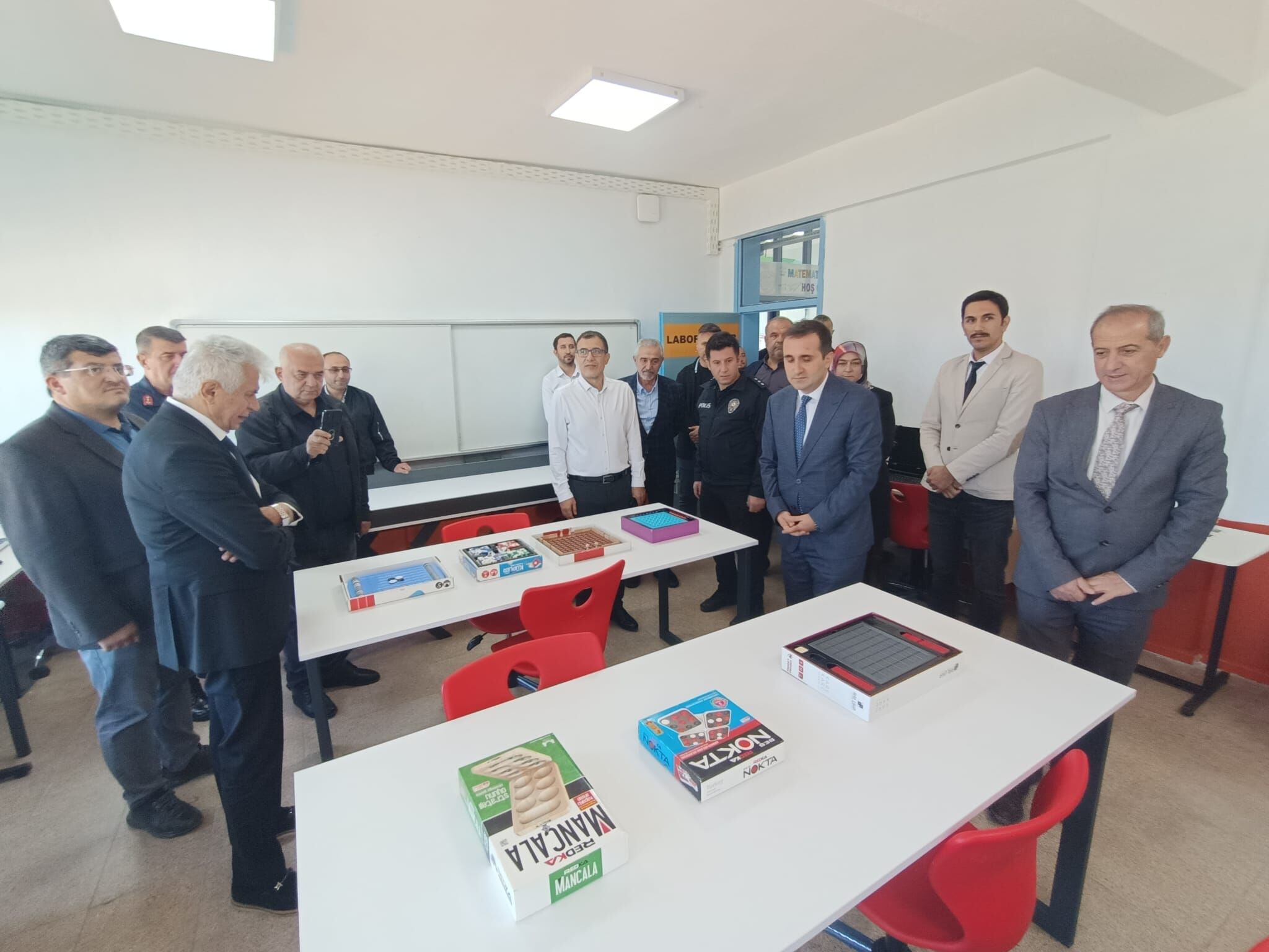 Hüyük'teki iki okulda robotik kodlama ve zeka oyunları sınıfı açıldı