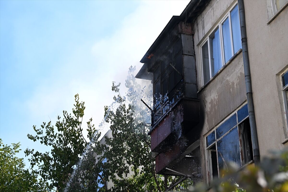 Kayseri'de 2 katlı binada çıkan yangın hasara neden oldu