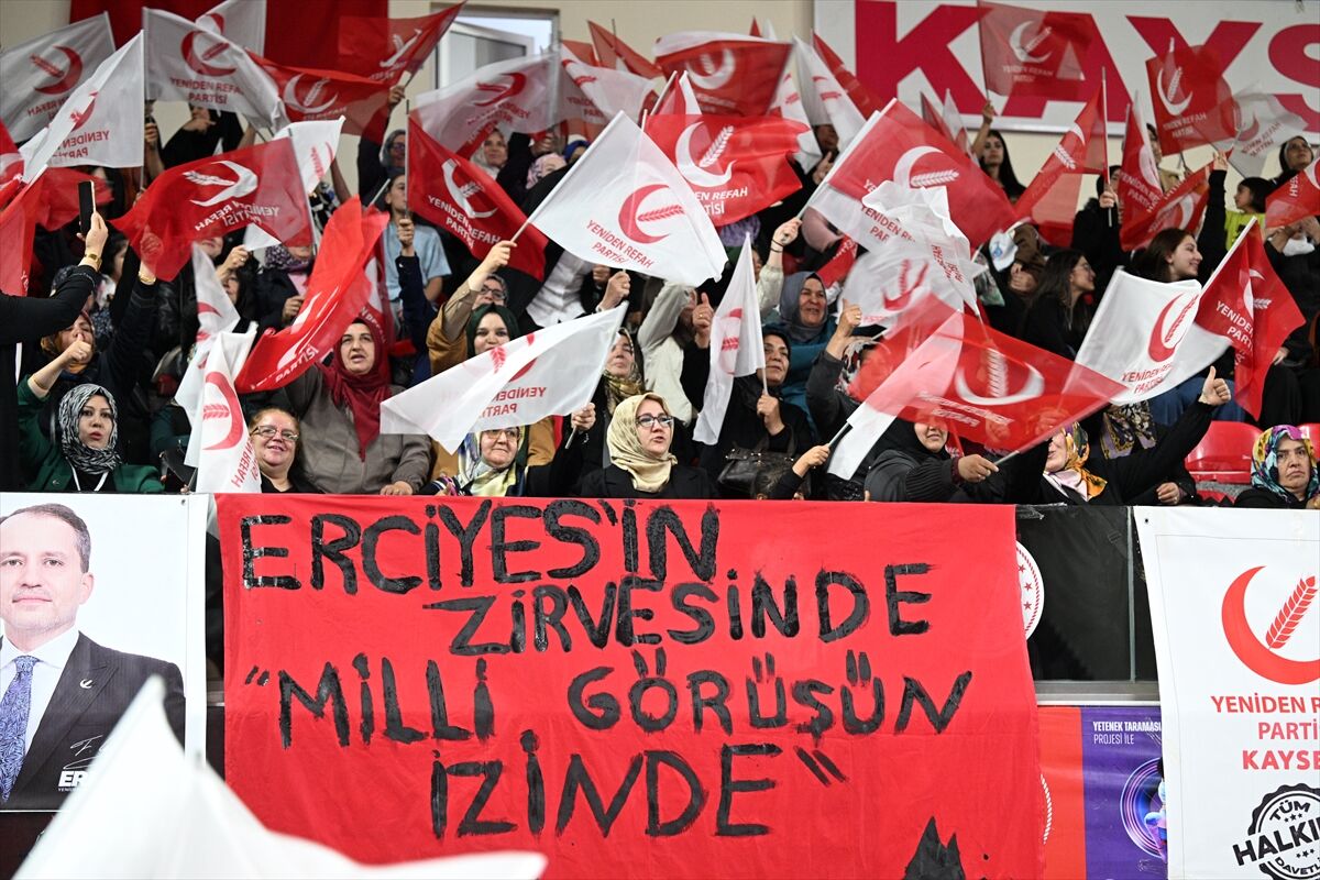 Yeniden Refah Partisi Genel Başkanı Erbakan, partisinin Kayseri il kongresine katıldı