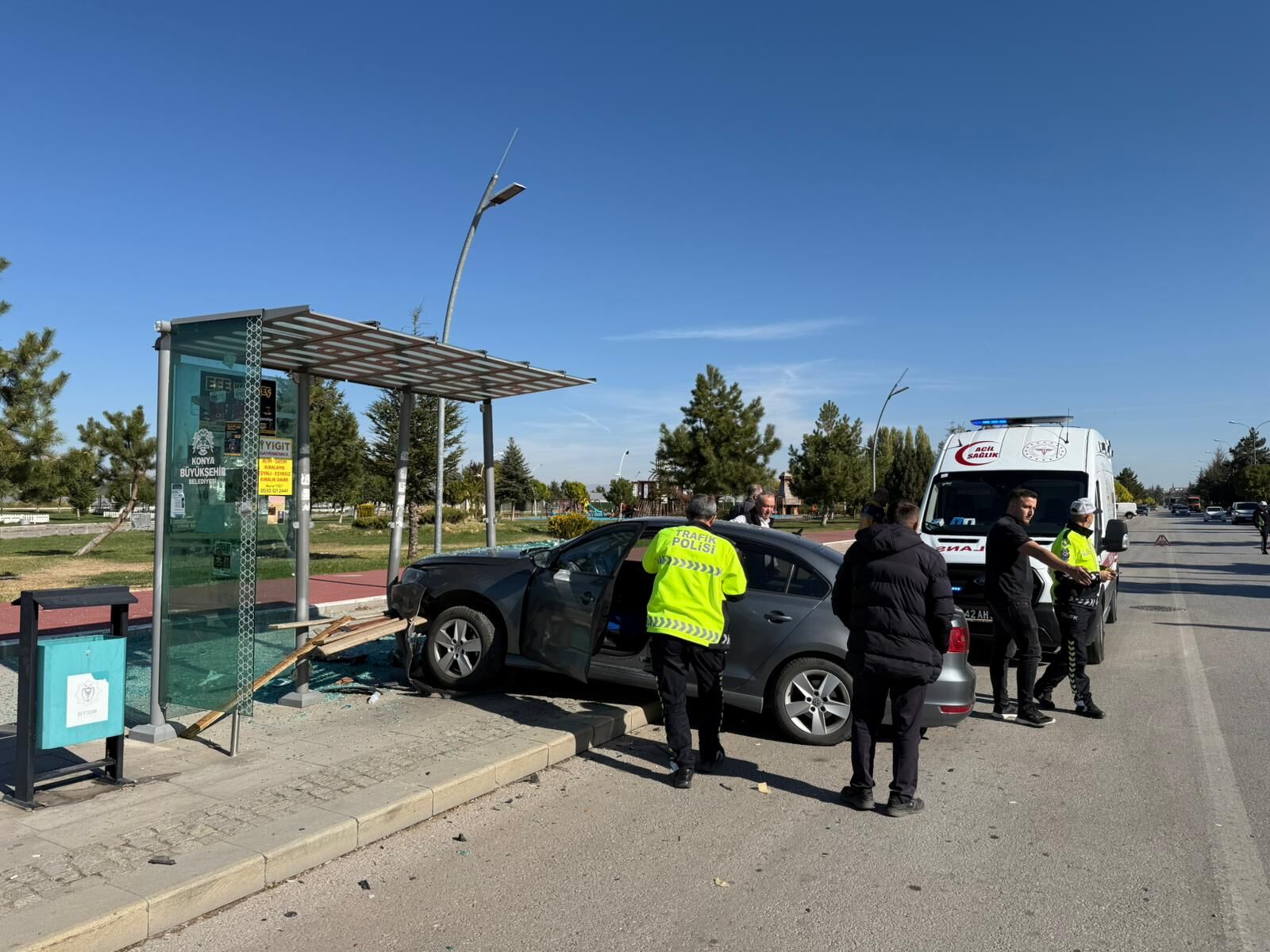 Beyşehir'de otomobilin otobüs durağına çarptığı kazada 1 kişi yaralandı