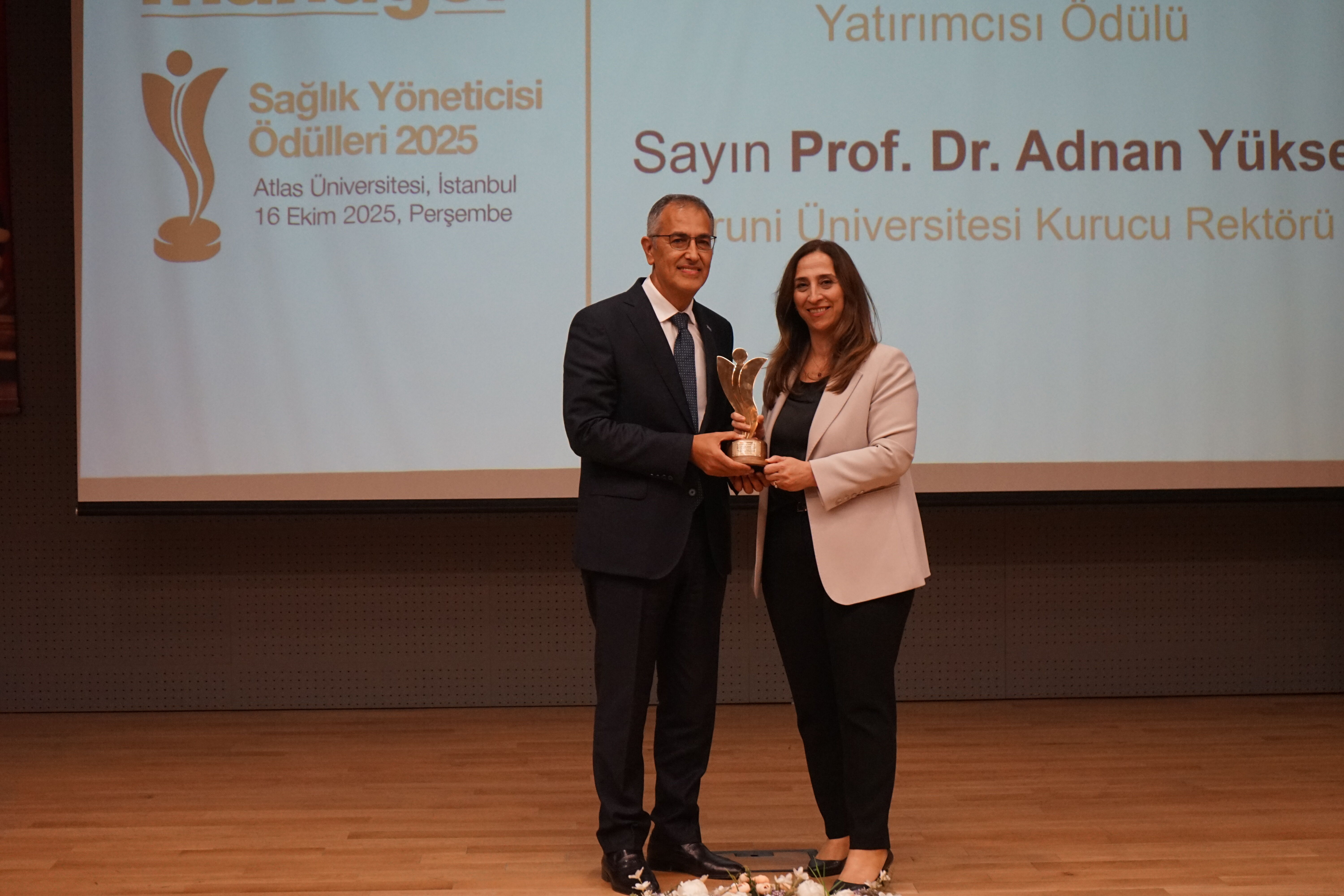 Biruni Üniversitesi Rektörü Adnan Yüksel'e en iyi sağlık yatırımcısı ödülü