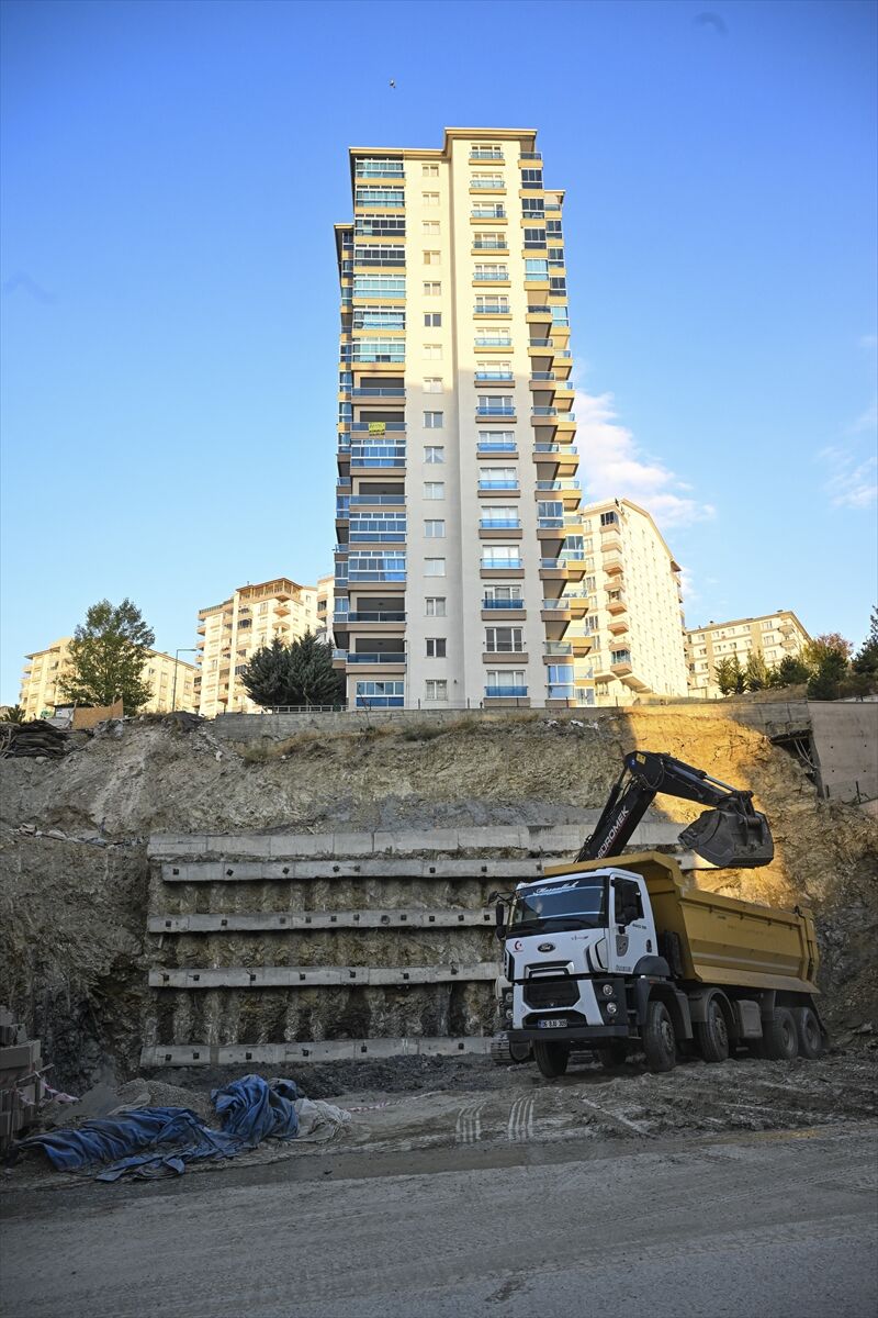 Ankara'da bir inşaatın temel çalışması sırasında bitişiğindeki 17 katlı binanın çevresinde kayma yaşandı