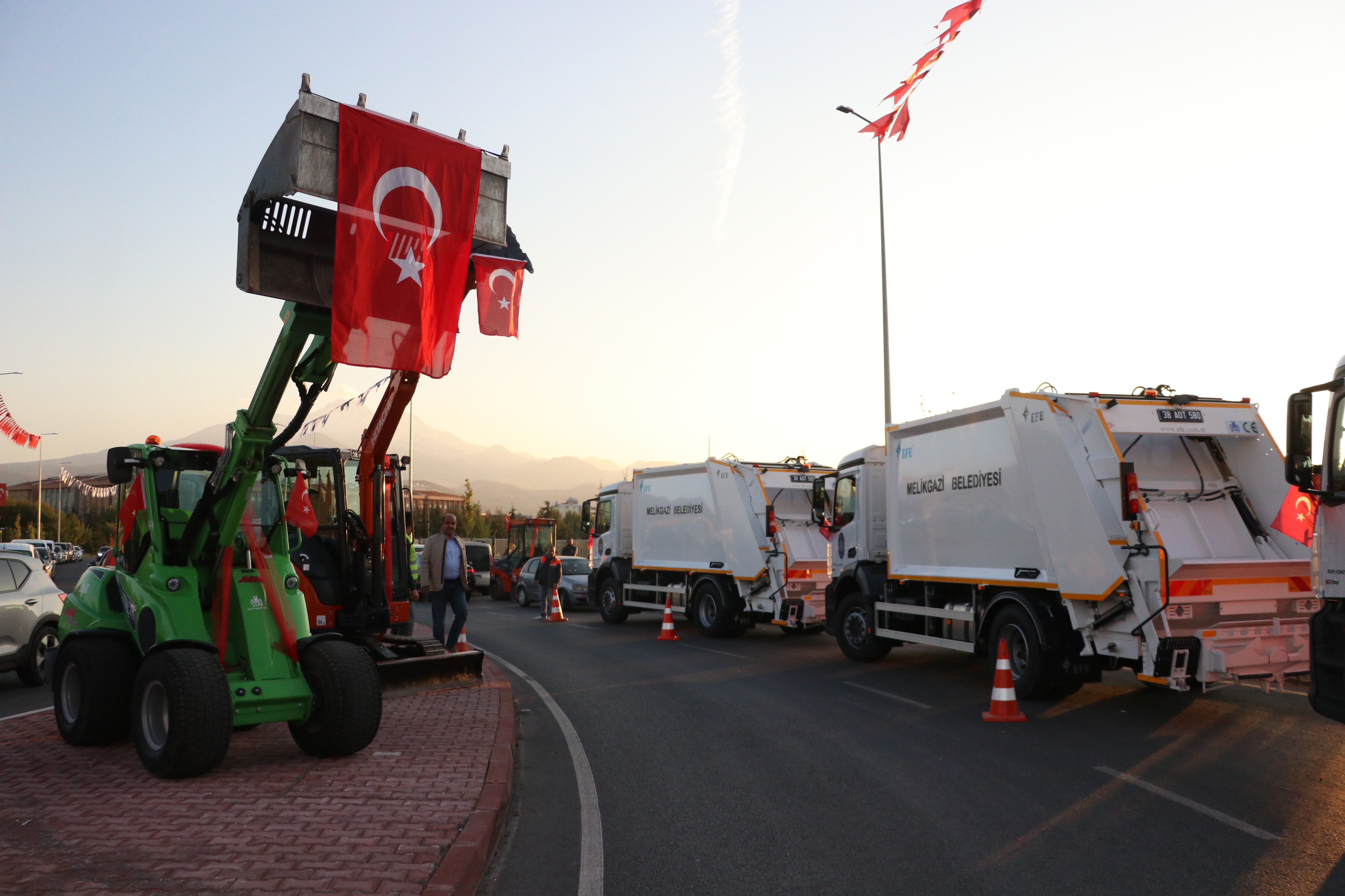 Melikgazi Belediyesi, filosuna kattığı yeni araçları tanıttı