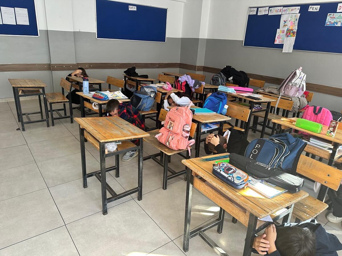 Güdül'deki okullarda afet tahliye tatbikatı gerçekleştirildi
