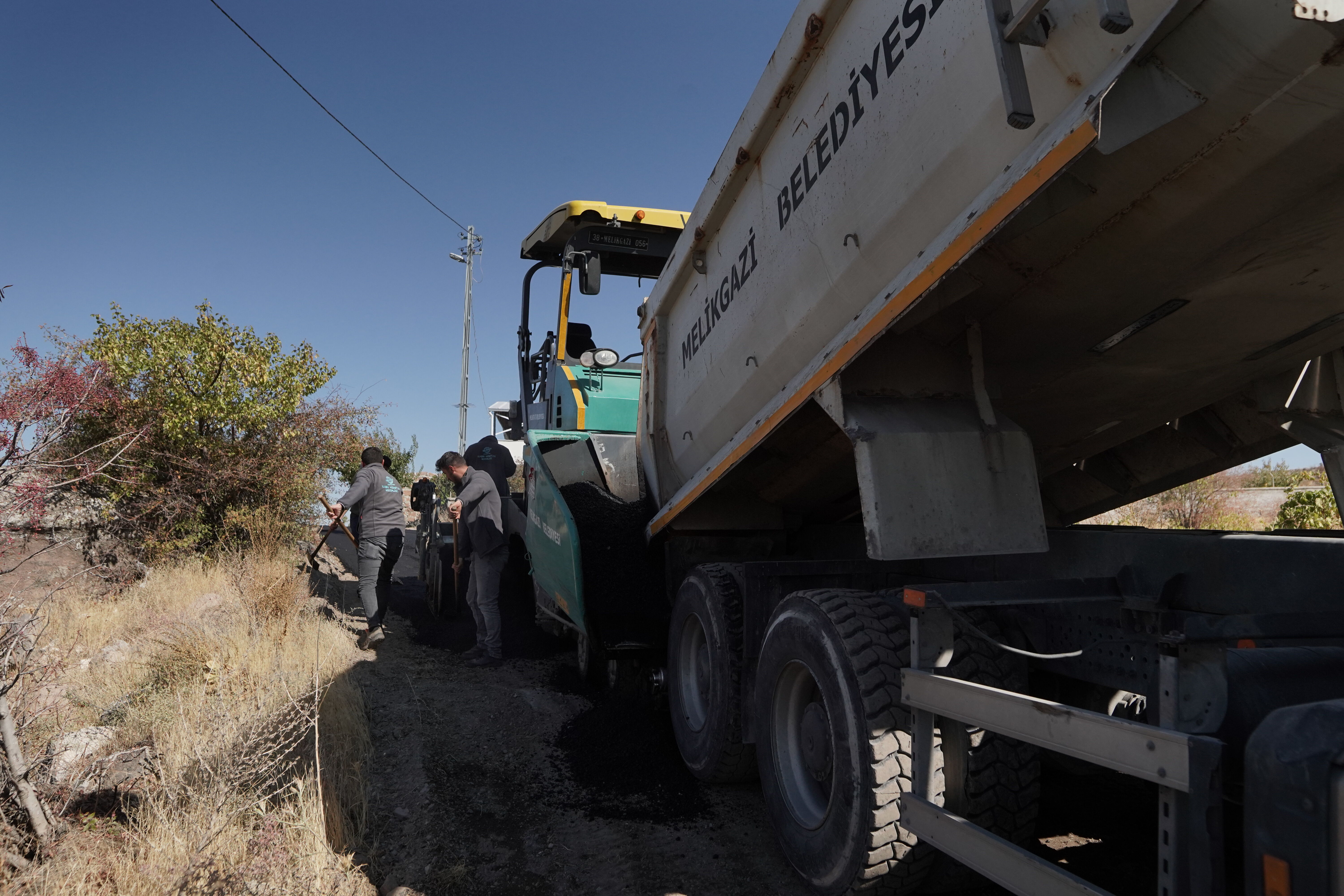 Melikgazi Belediyesi Mimarsinan Mahallesi'nde yol çalışması yapıyor