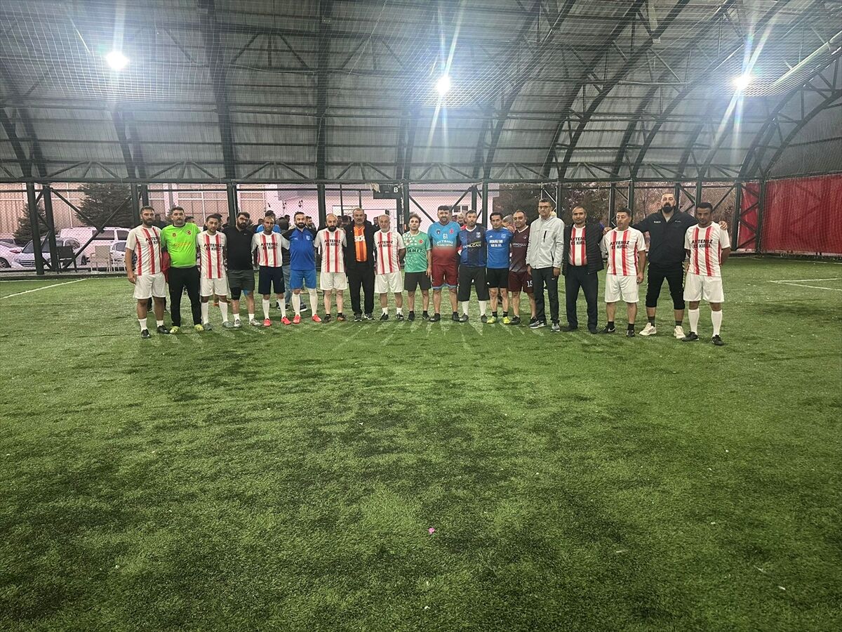 Eskil Belediye Başkanı Zavlak, futbol turnuvasında şampiyon olan takıma kupa verdi