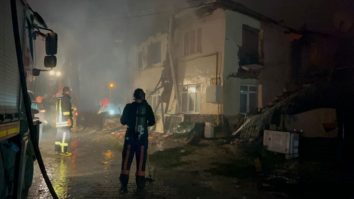 GÜNCELLEME - Çankırı'da 3 ev ile 4 samanlık yandı
