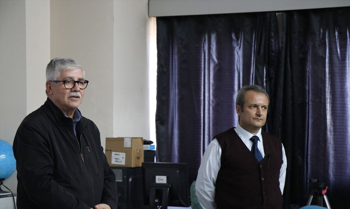 ERÜ'de 'Kozmik Türler Atlası: Evren Bahçesi' konulu seminer düzenlendi