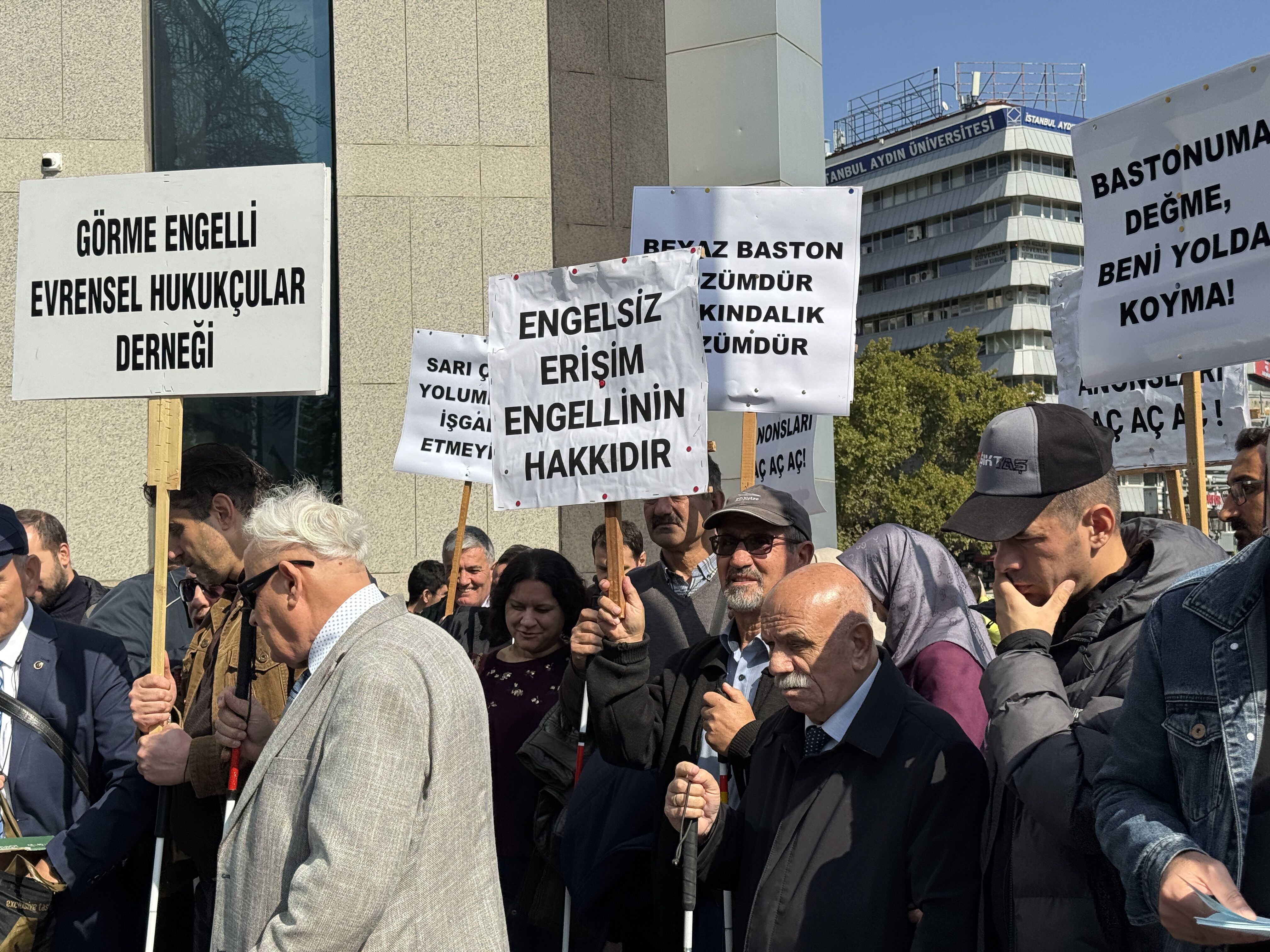 Başkentte görme engellilerden 'beyaz baston farkındalık' yürüyüşü