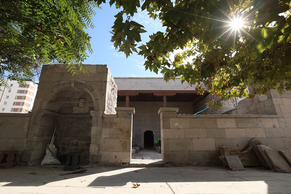 Büyükşehir Belediye Başkanı Büyükkılıç, restorasyonu devam eden Tasmakıran Cami'yi inceledi