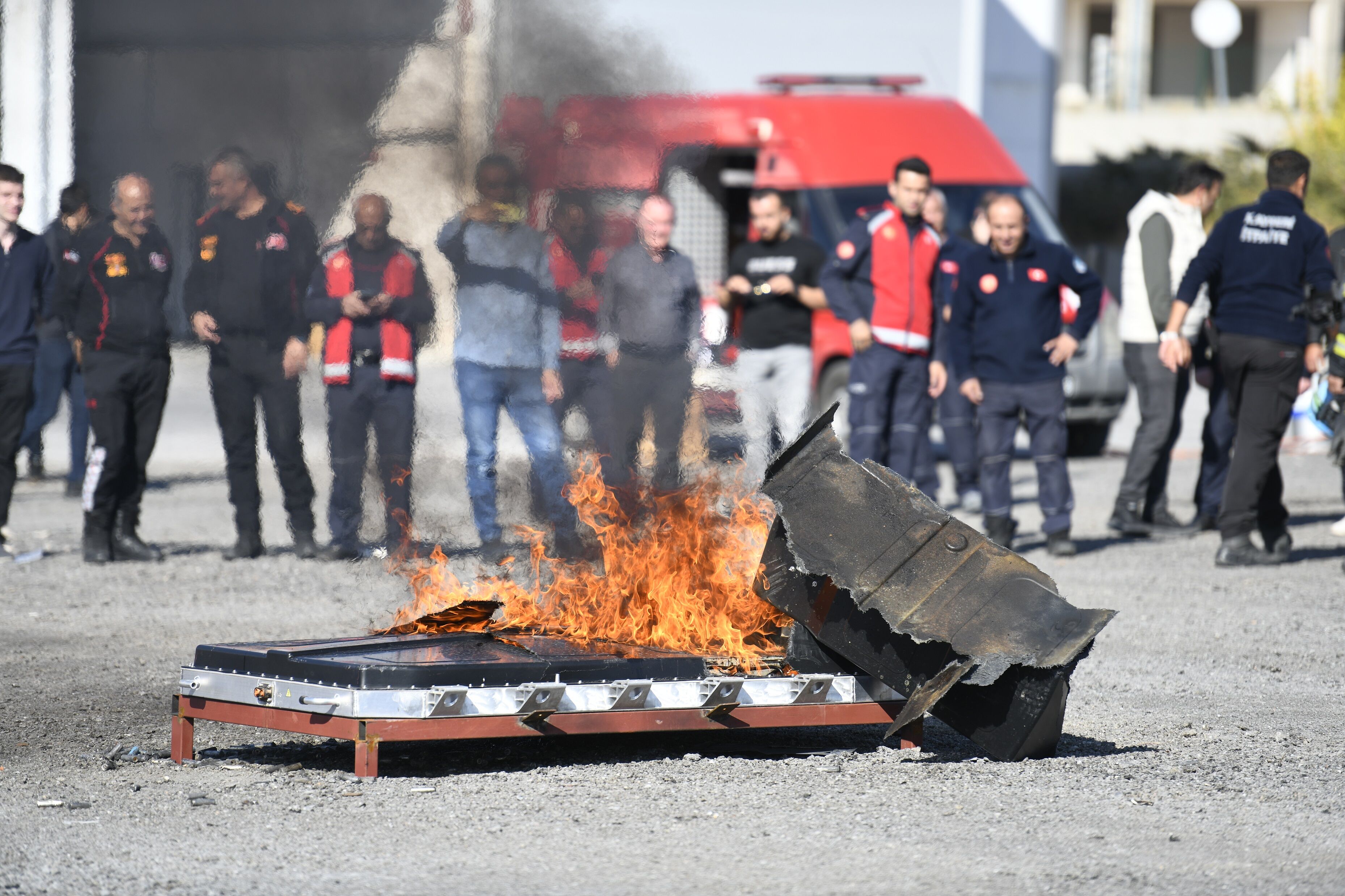 Büyükşehir Belediyesi lityum iyon batarya söndürme tatbikatı gerçekleştirdi