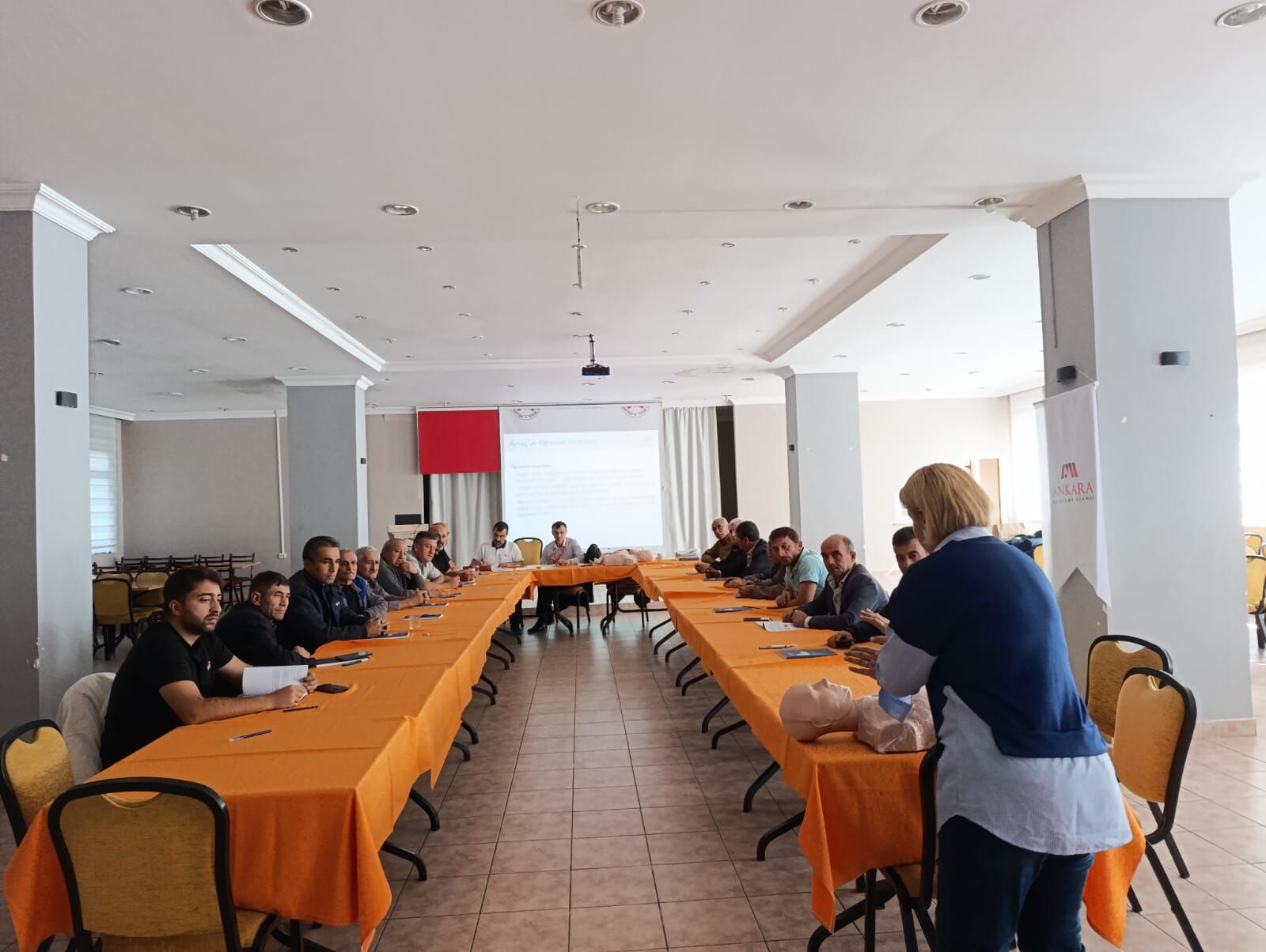 Nallıhan'da muhtarlara temel ilk yardım eğitimi verililiyor