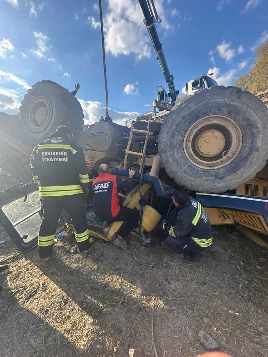 Eskişehir'de devrilen iş makinesinin operatörü yaralandı