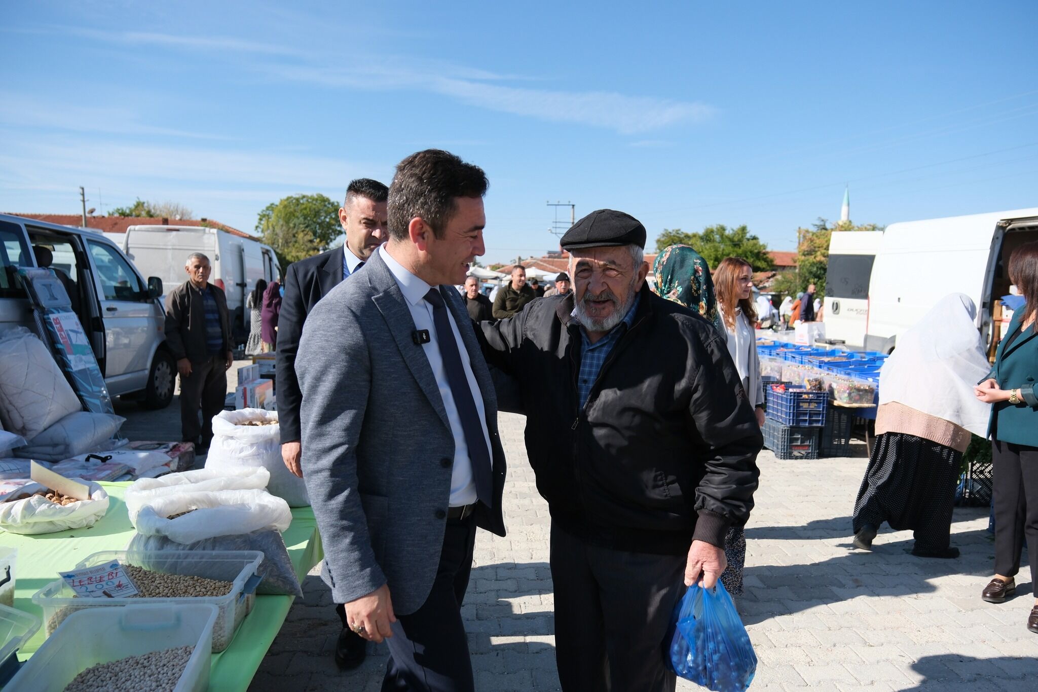 Başkan Dökmeci pazarda vatandaşlarla buluştu
