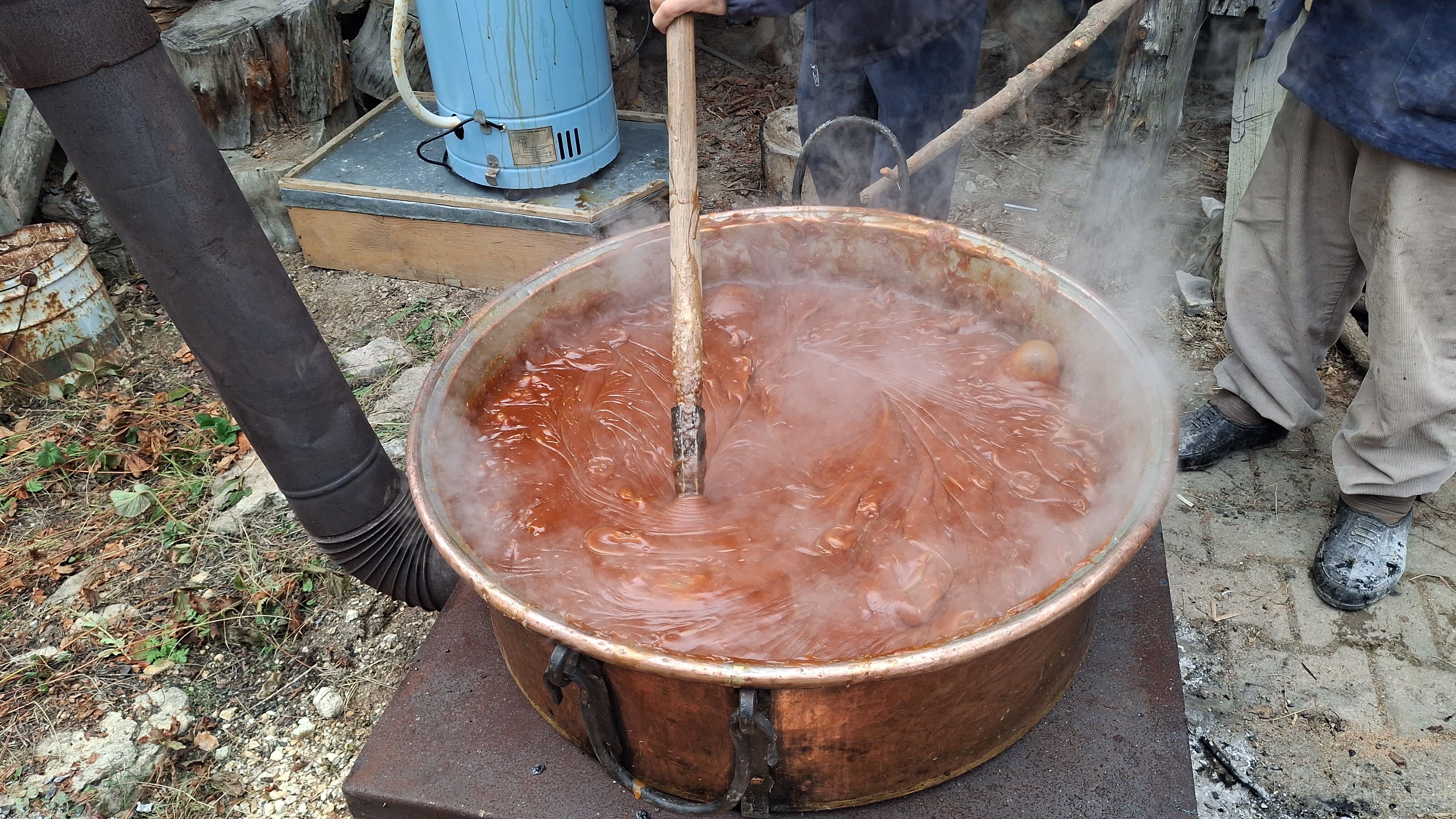 Beypazarı'nda çiftçiler bağ bozumunun ardından cevizli sucuk mesaisine başladı