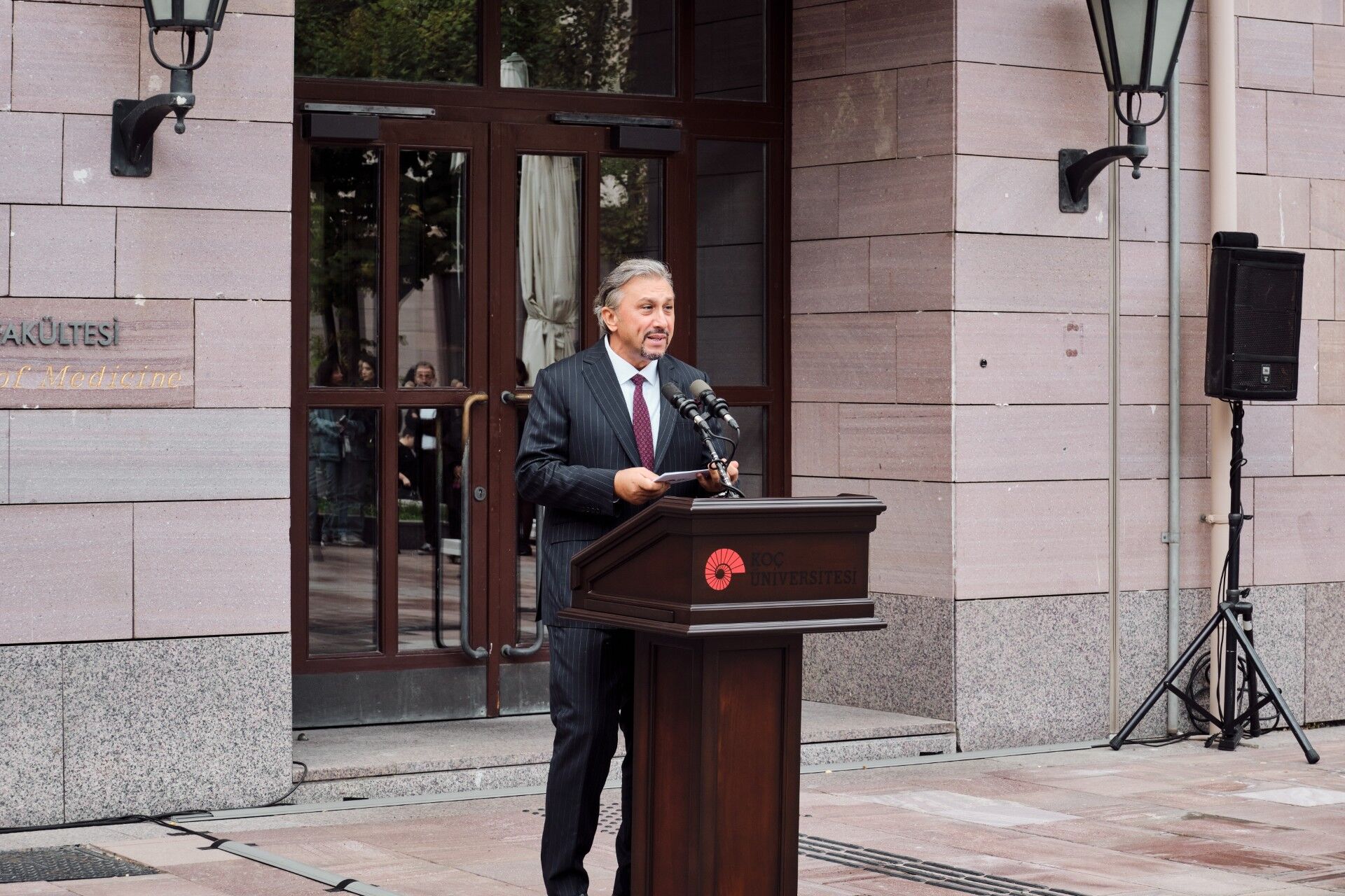 Koç Üniversitesi Tıp Fakültesi'ne iş insanı Sinan Dereli'nin adı verildi
