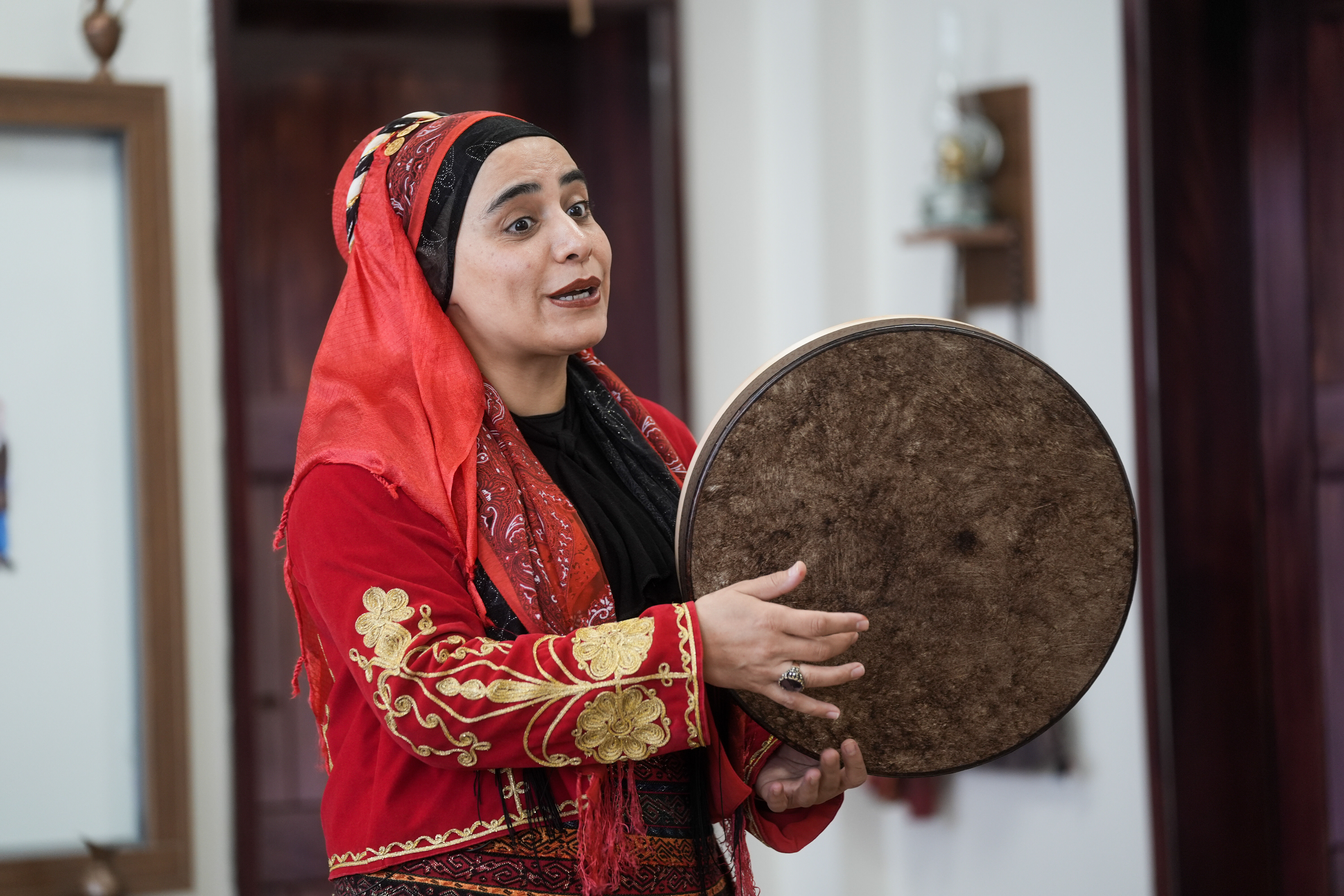Kadın meddah, okul okul gezerek geleneği yaşatıyor
