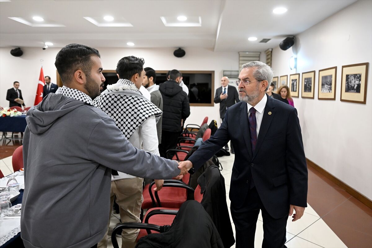 AÜ Rektörü Ünüvar, üniversitedeki Filistinli öğrencilerle bir araya geldi: