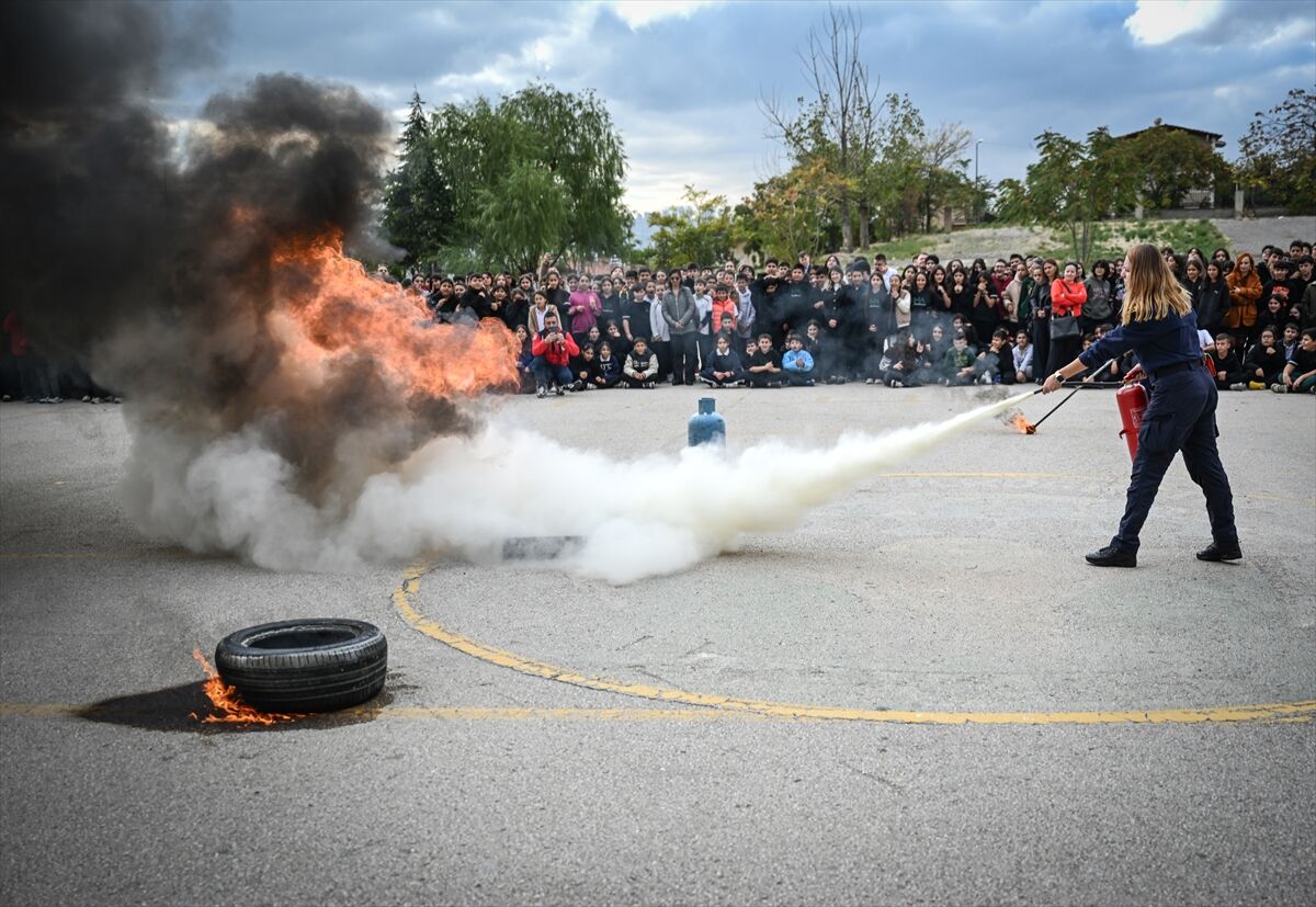 MEB'den afetlere karşı okullarda eş zamanlı tahliye tatbikatı