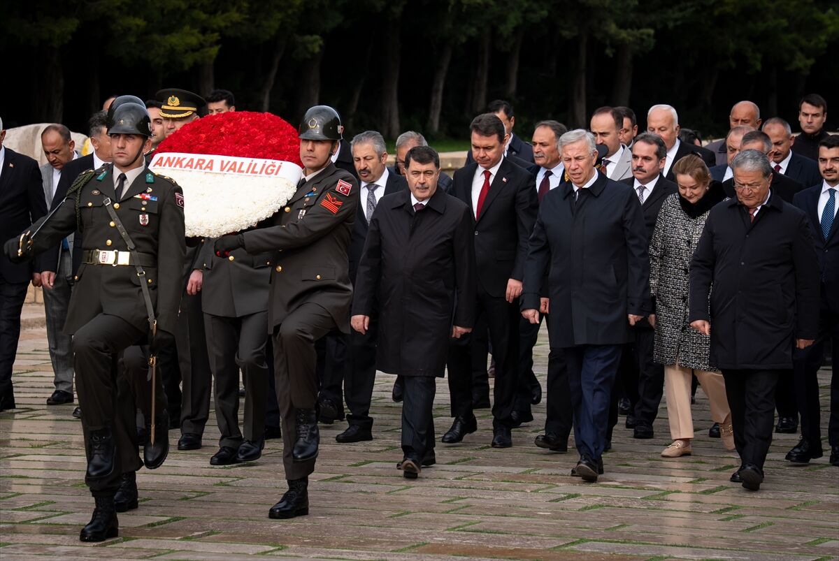 Vali Şahin, Ankara'nın başkent oluşunun 102. yılı dolayısıyla Anıtkabir'i ziyaret etti