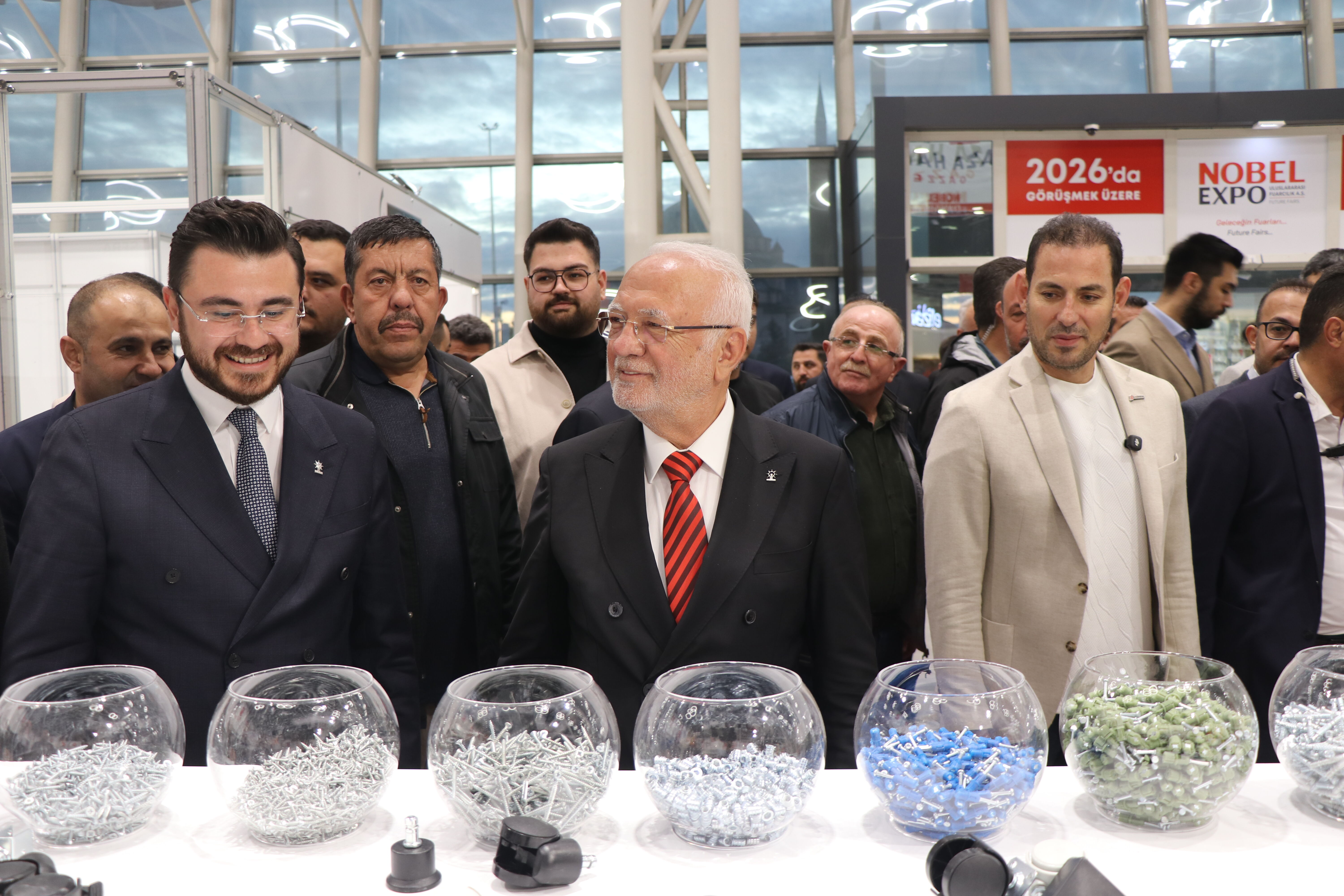 AK Parti Genel Başkanvekili Elitaş, Kayseri'de mobilya fuarını ziyaret etti