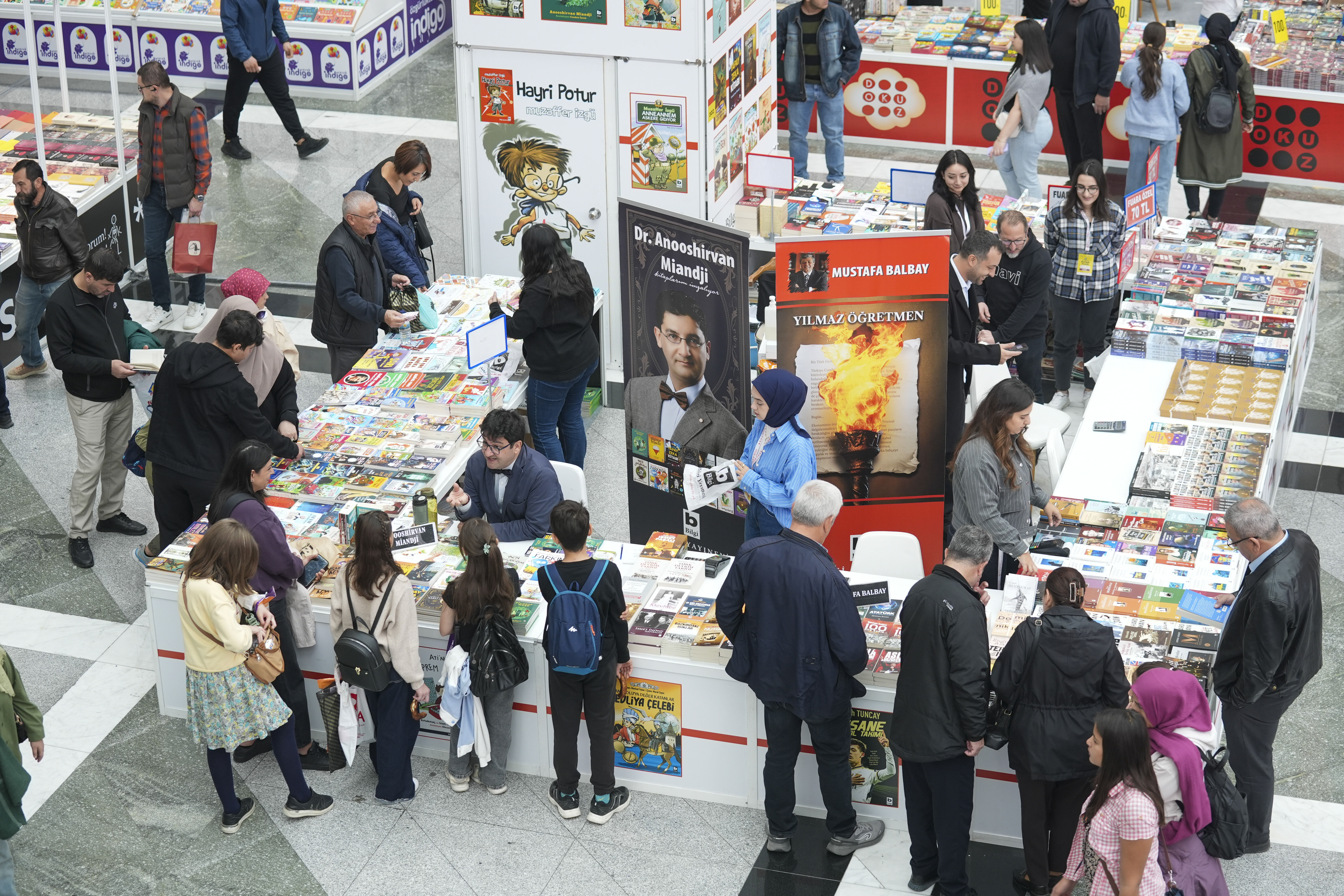 22. Ankara Kitap Fuarı'nda ziyaretçi yoğunluğu yaşandı