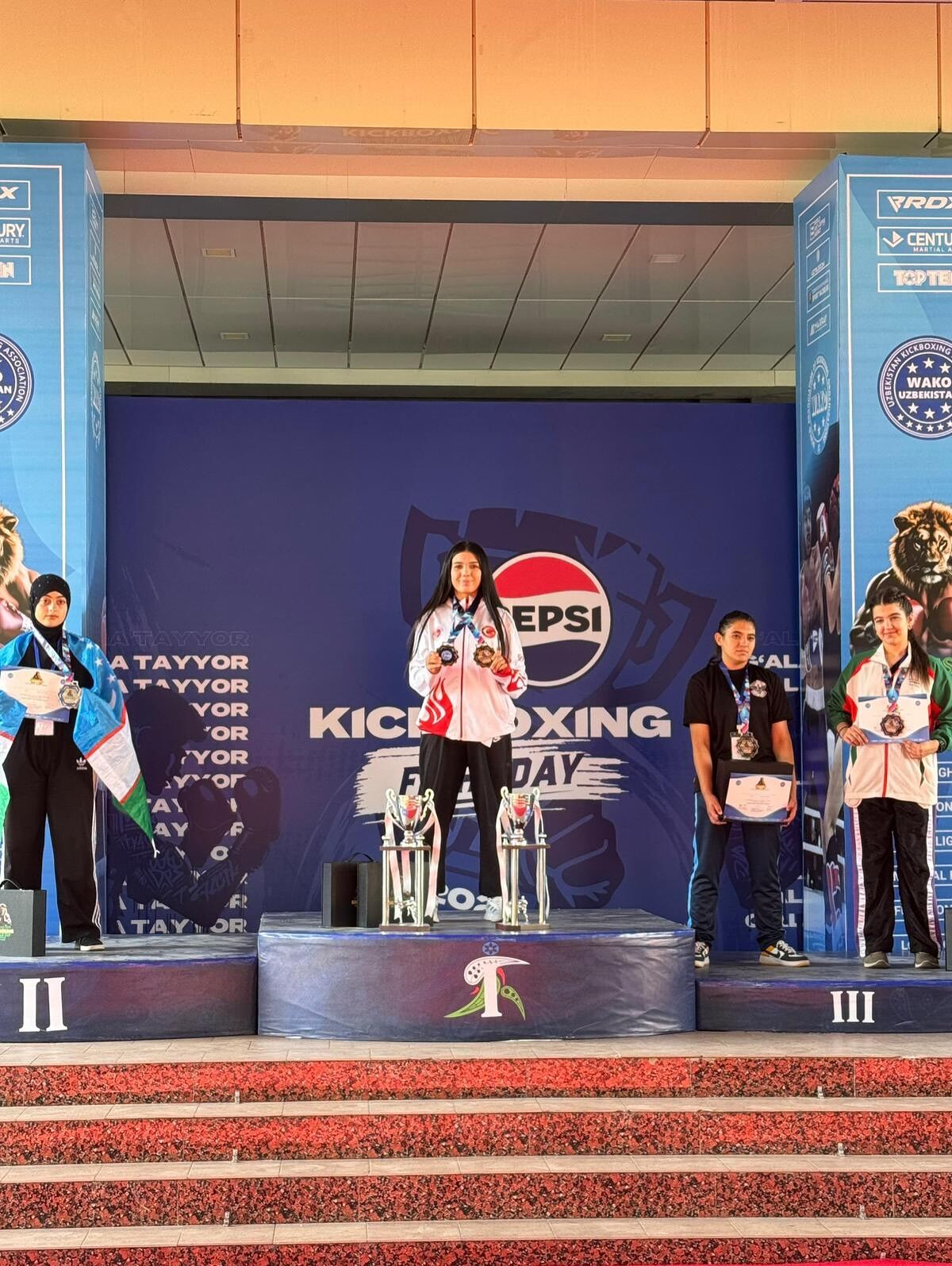 Milli sporcu Elif Ceren Uzunçakmak, Kick Boks Dünya Kupası'nda çifte şampiyonluk yaşadı