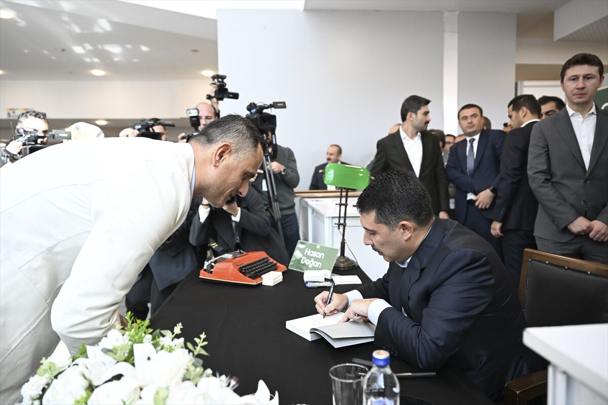 Cumhurbaşkanlığı Özel Kalem Müdürü Doğan, 22. Ankara Kitap Fuarı'nda kitaplarını imzaladı