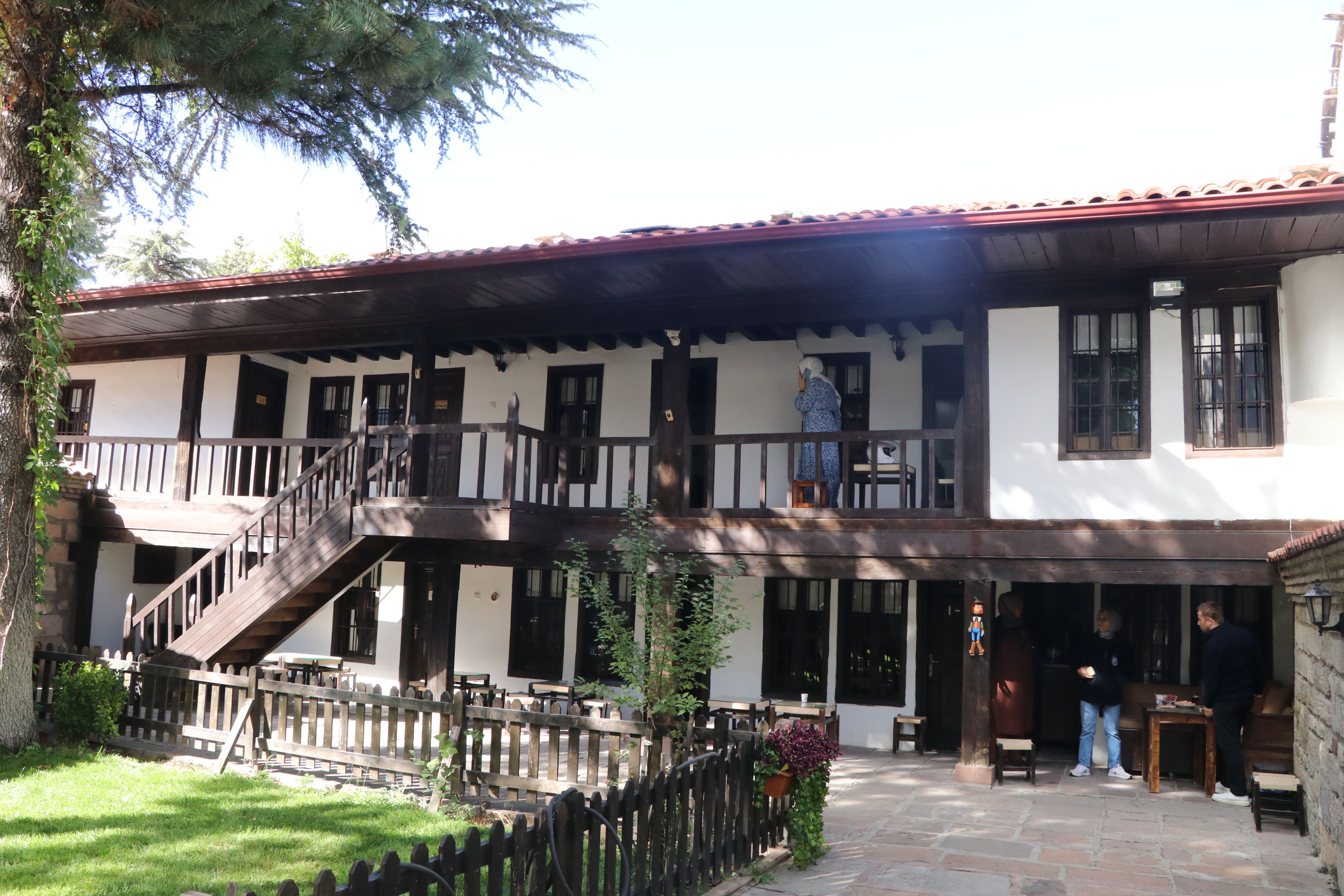 Öğrencilerine örnek olması için merak sardığı kaligrafide kültürel miras taşıyıcısı oldu