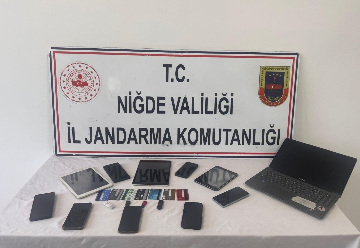 Niğde merkezli 5 ilde düzenlenen dolandırıcılık operasyonunda yakalanan 5 zanlı tutuklandı