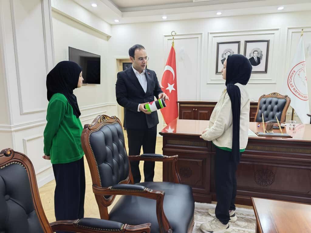Sivas'ta öğrenciler topladıkları paraları Filistin'e bağışladı