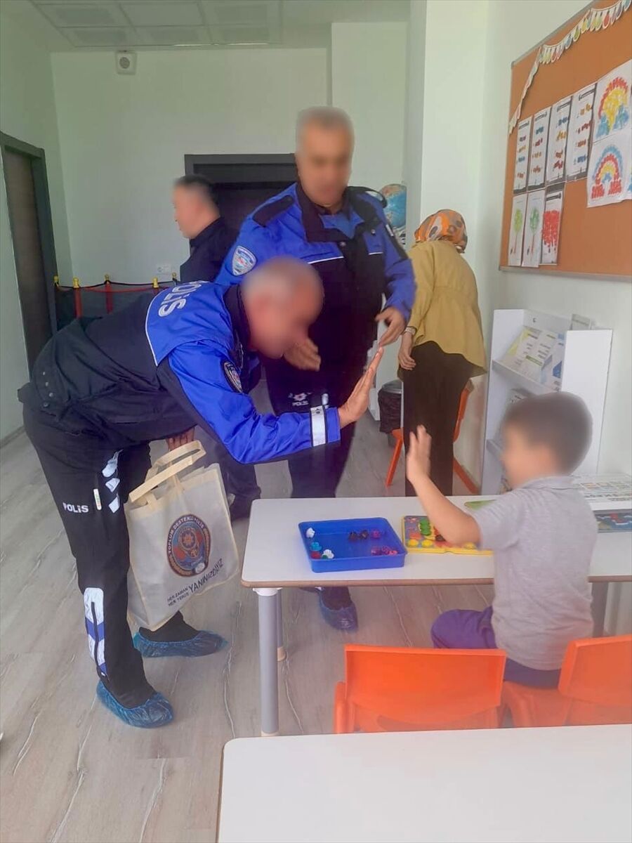 Eskişehir'de polis ekipleri özel gereksinimli çocuklara oyuncak hediye etti