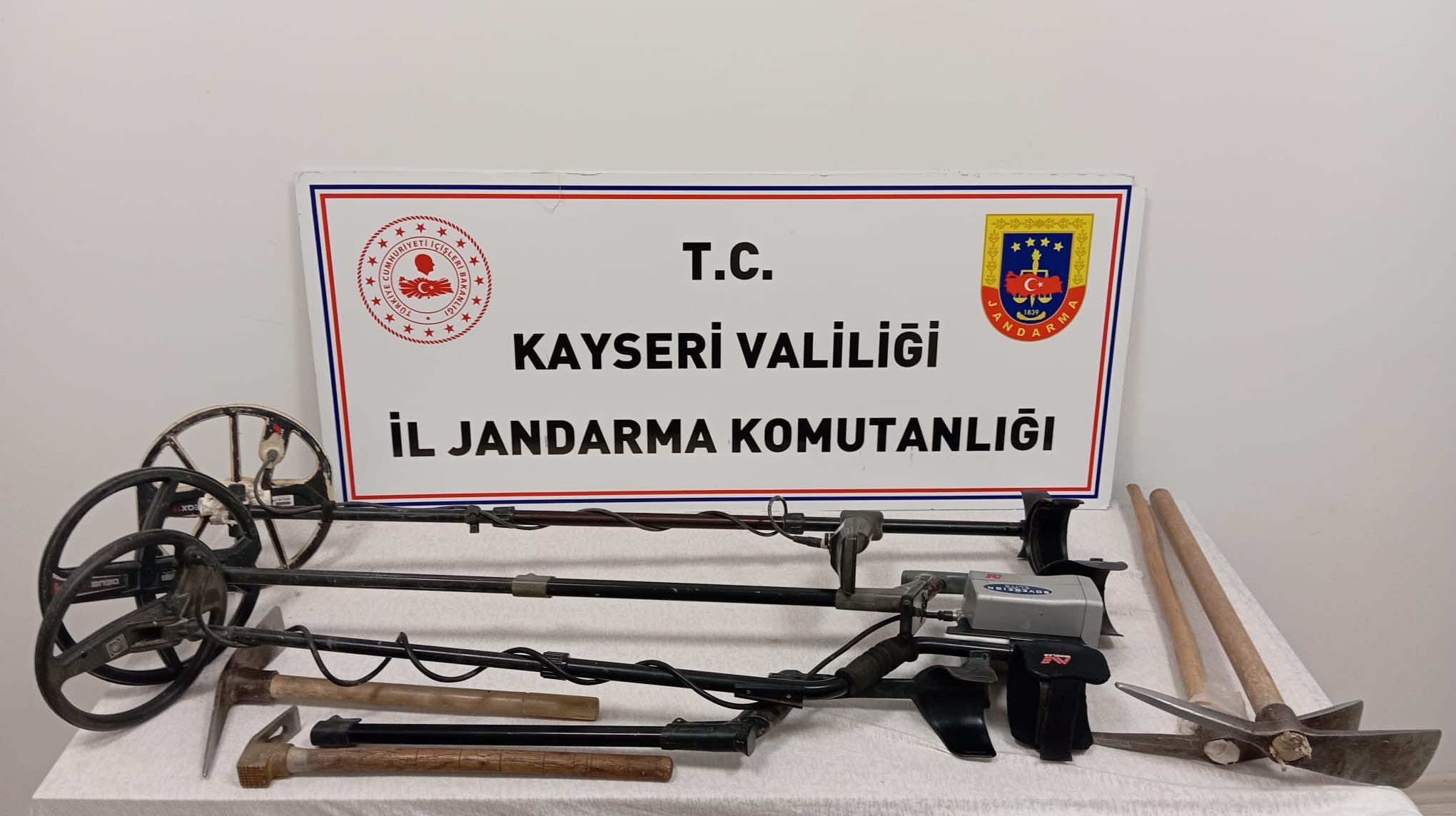 Kayseri'de izinsiz kazı yapan 4 zanlı suçüstü yakalandı