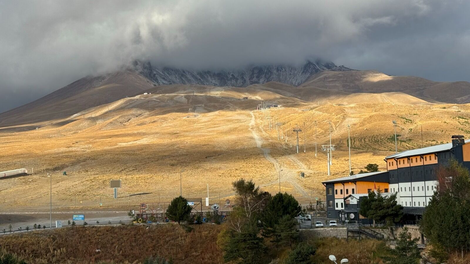 Erciyes Dağı'na kar yağdı