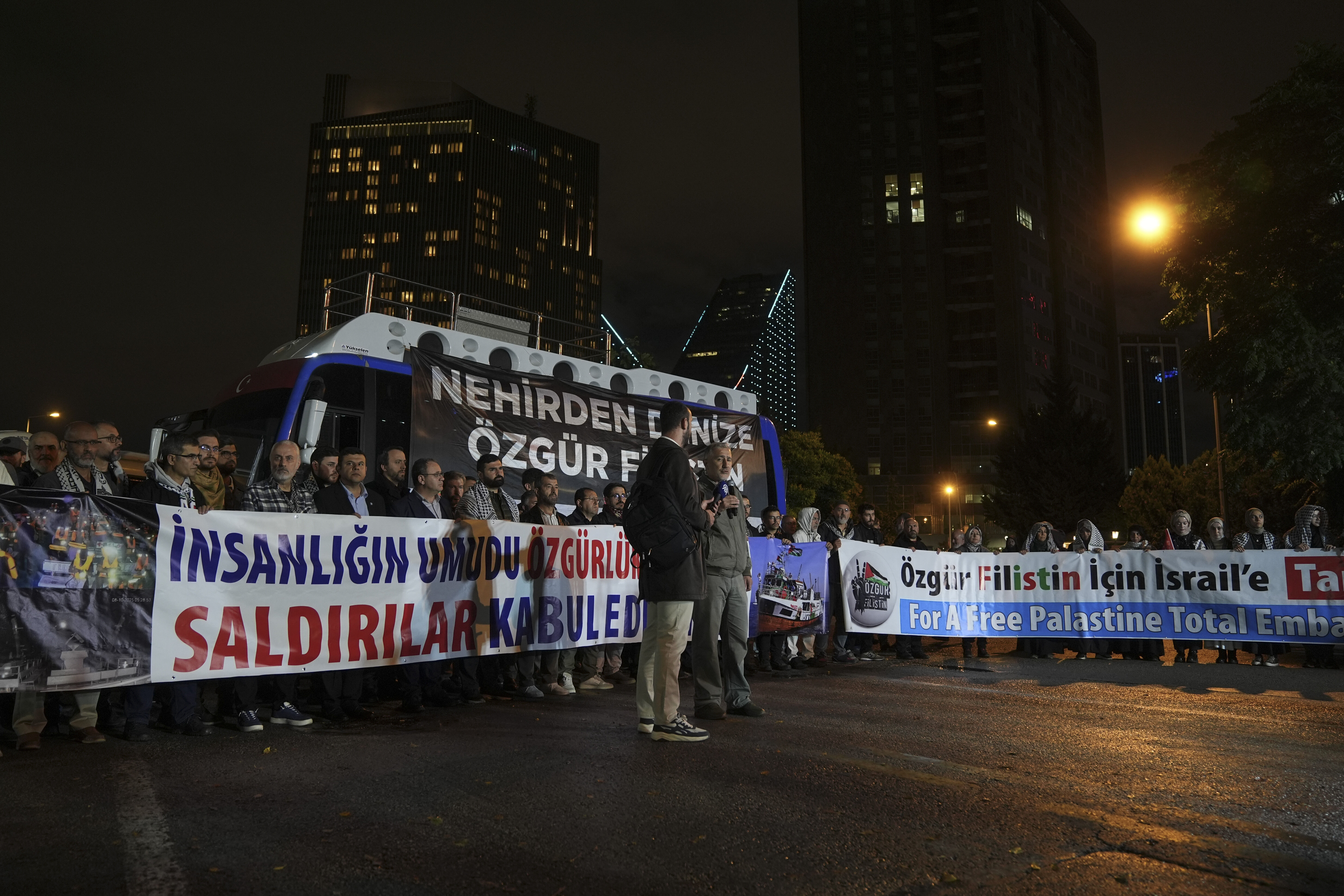 İsrail'in Özgürlük Filosu Koalisyonu'na saldırısı ABD'nin Ankara Büyükelçiliği önünde protesto edildi